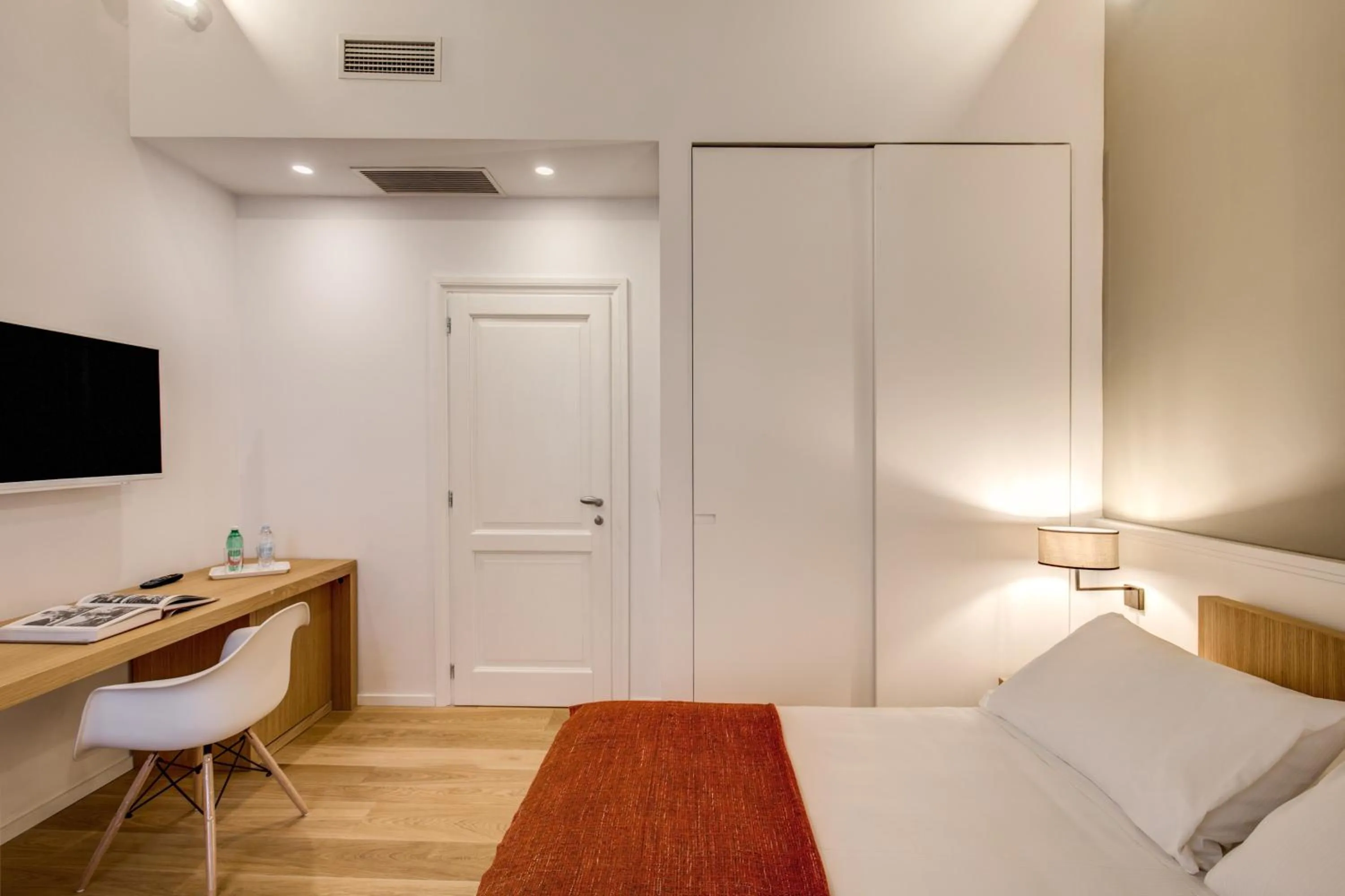 Photo of the whole room, Bed in Dopodomani Suite