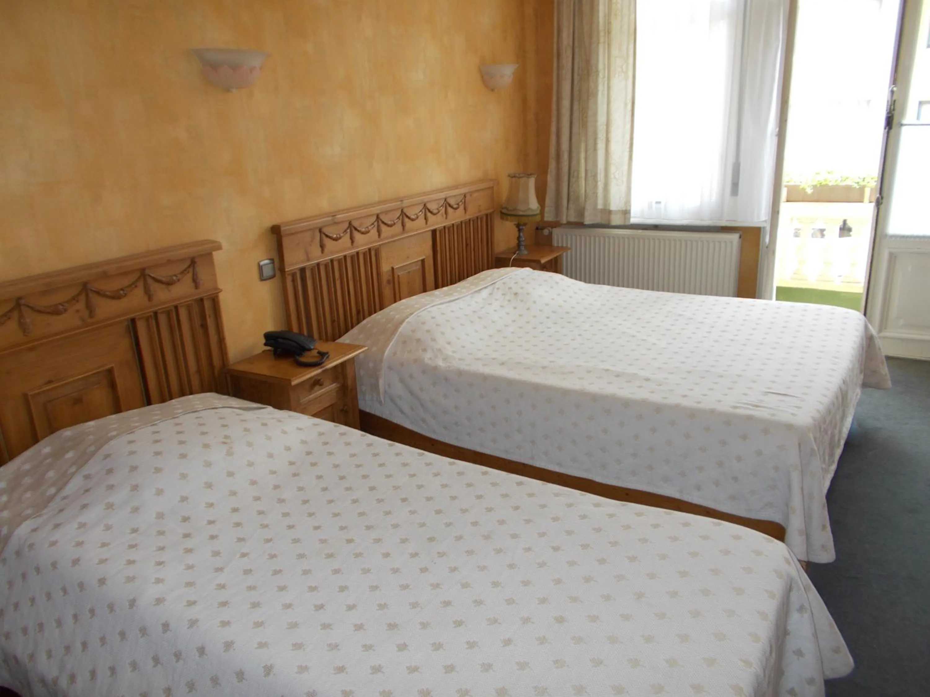 Day, Bed in Hotel Manitoba