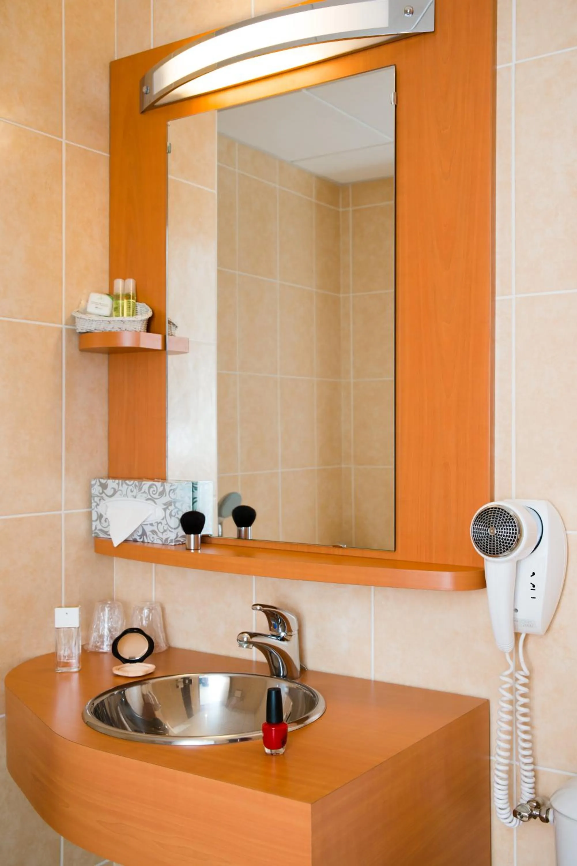 Bathroom in Brit Hotel Le Kerann Nantes St Herblain - Zac De La Lorie