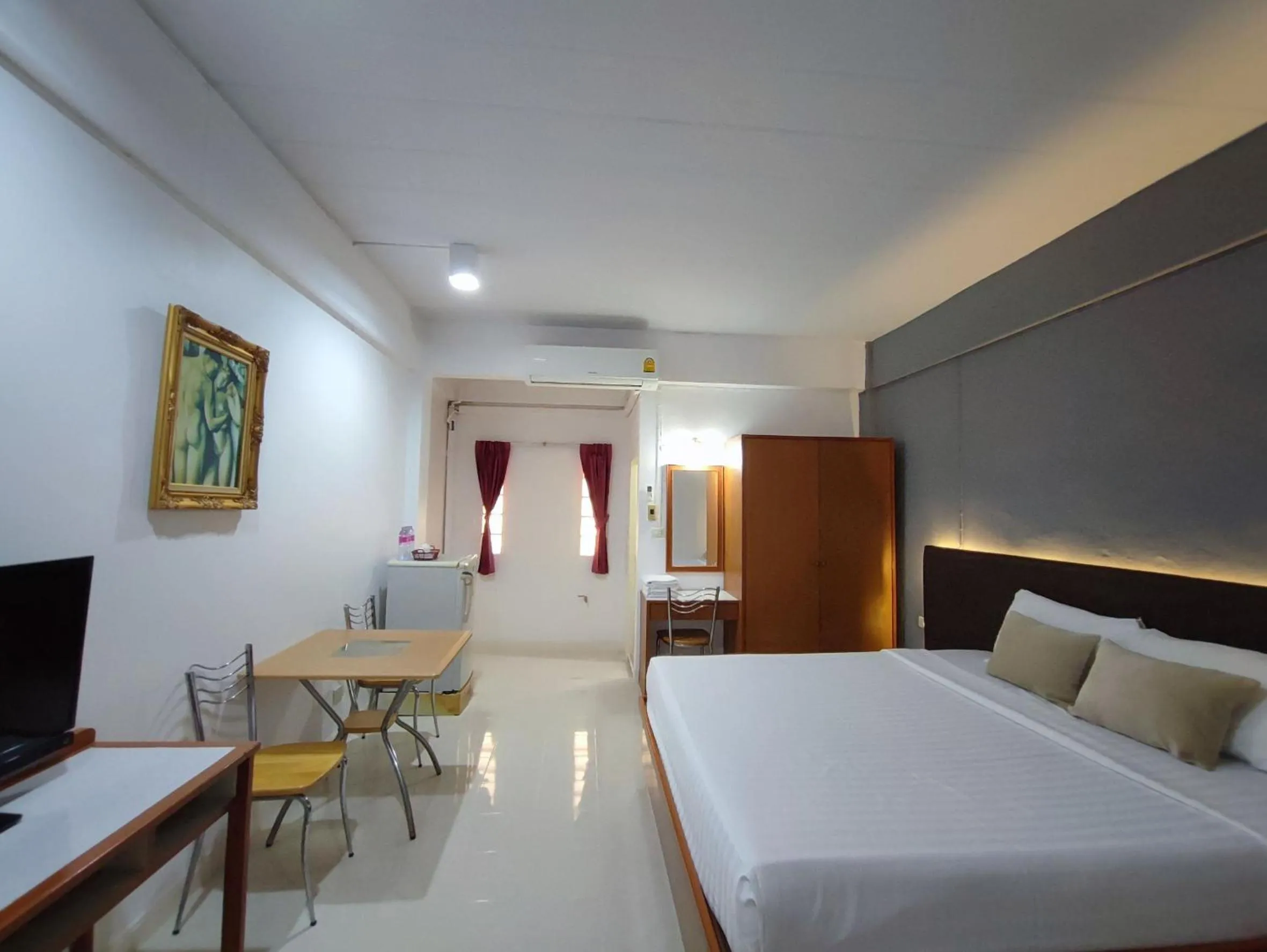Photo of the whole room, Bed in Smile Court Pattaya by Mike Group