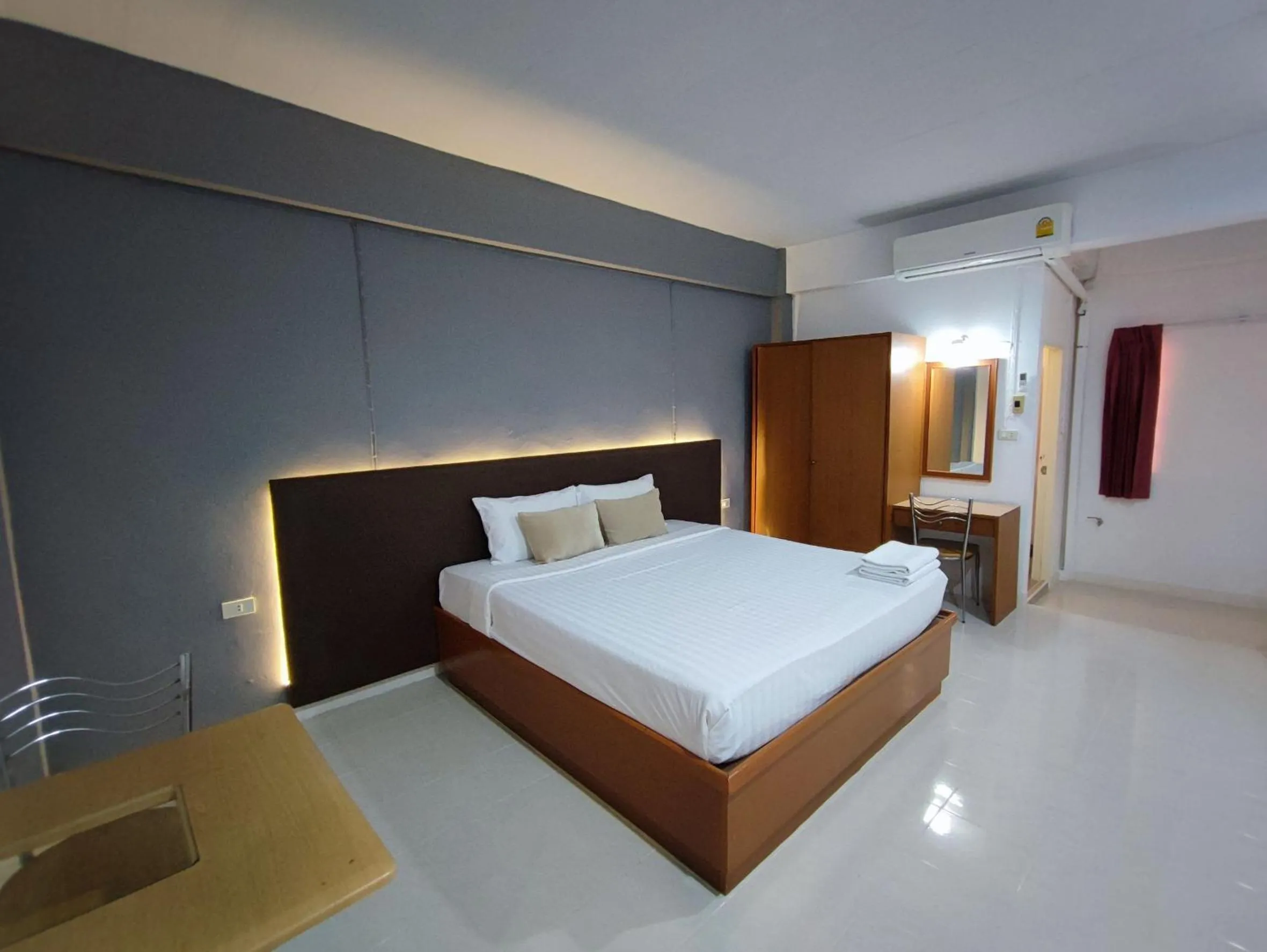 Photo of the whole room, Bed in Smile Court Pattaya by Mike Group