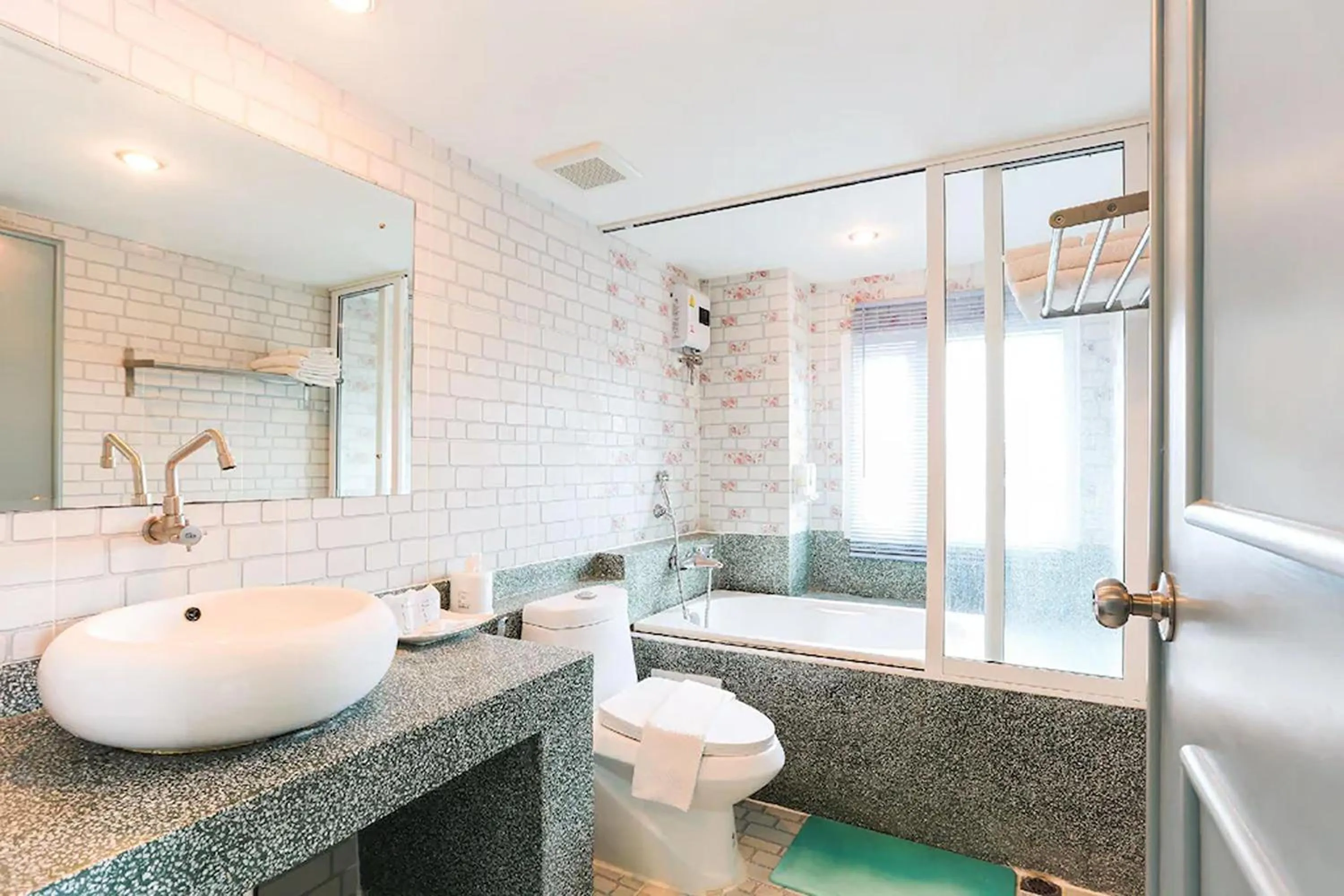 Shower in The Lilly Hotel