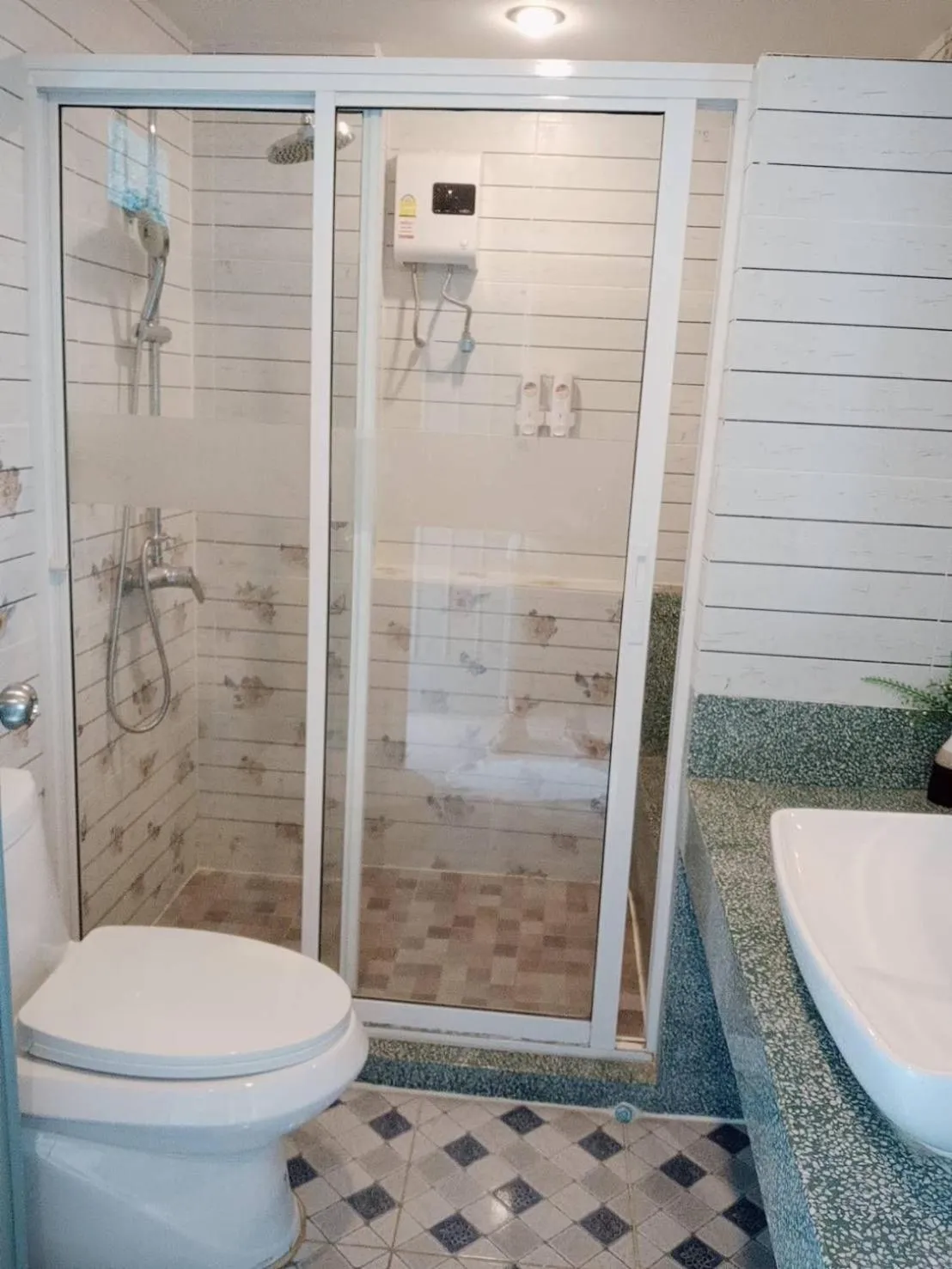 Shower in The Lilly Hotel