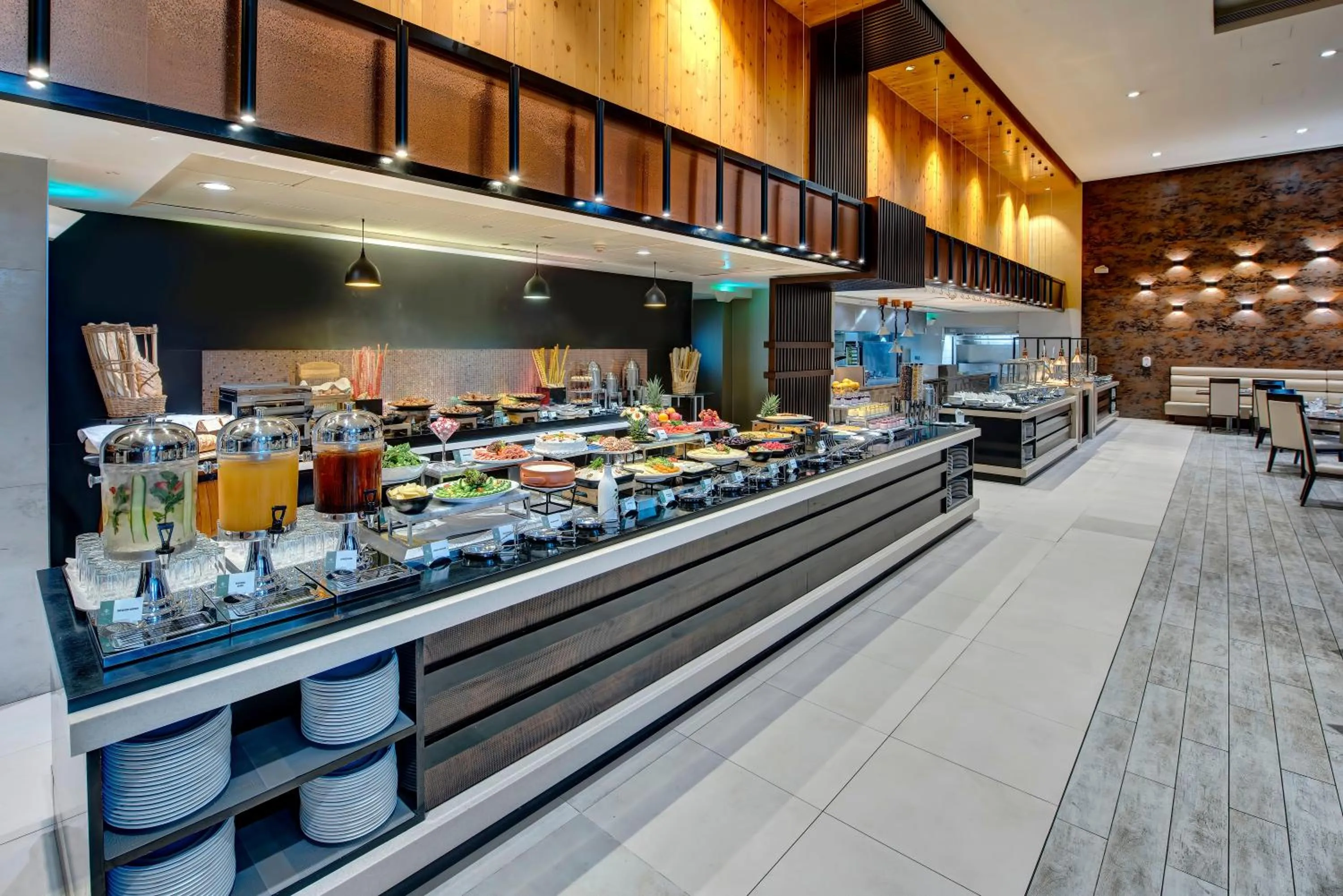 Restaurant/places to eat in Metropolitan Hotel Dubai