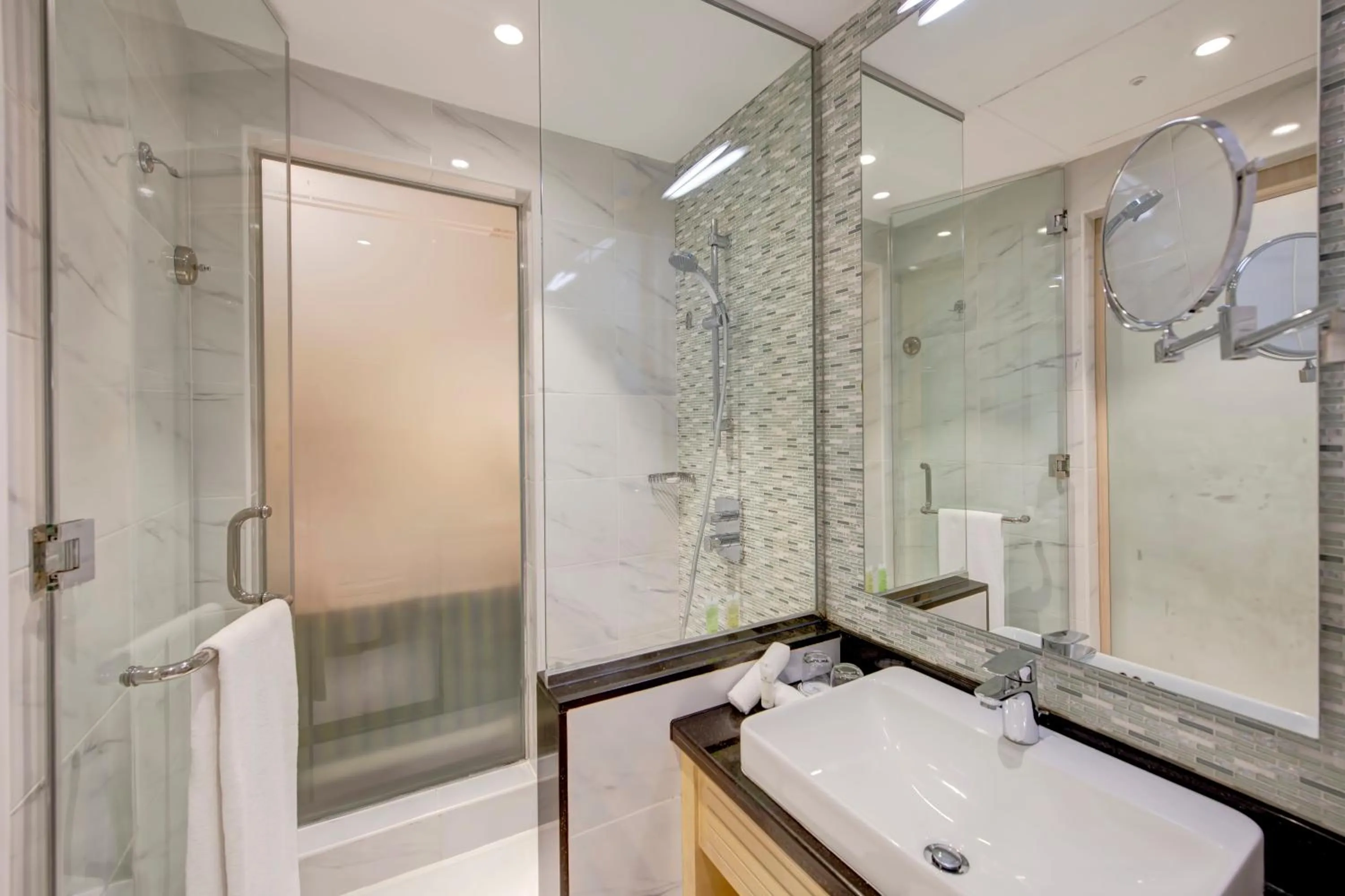 Bathroom in Metropolitan Hotel Dubai