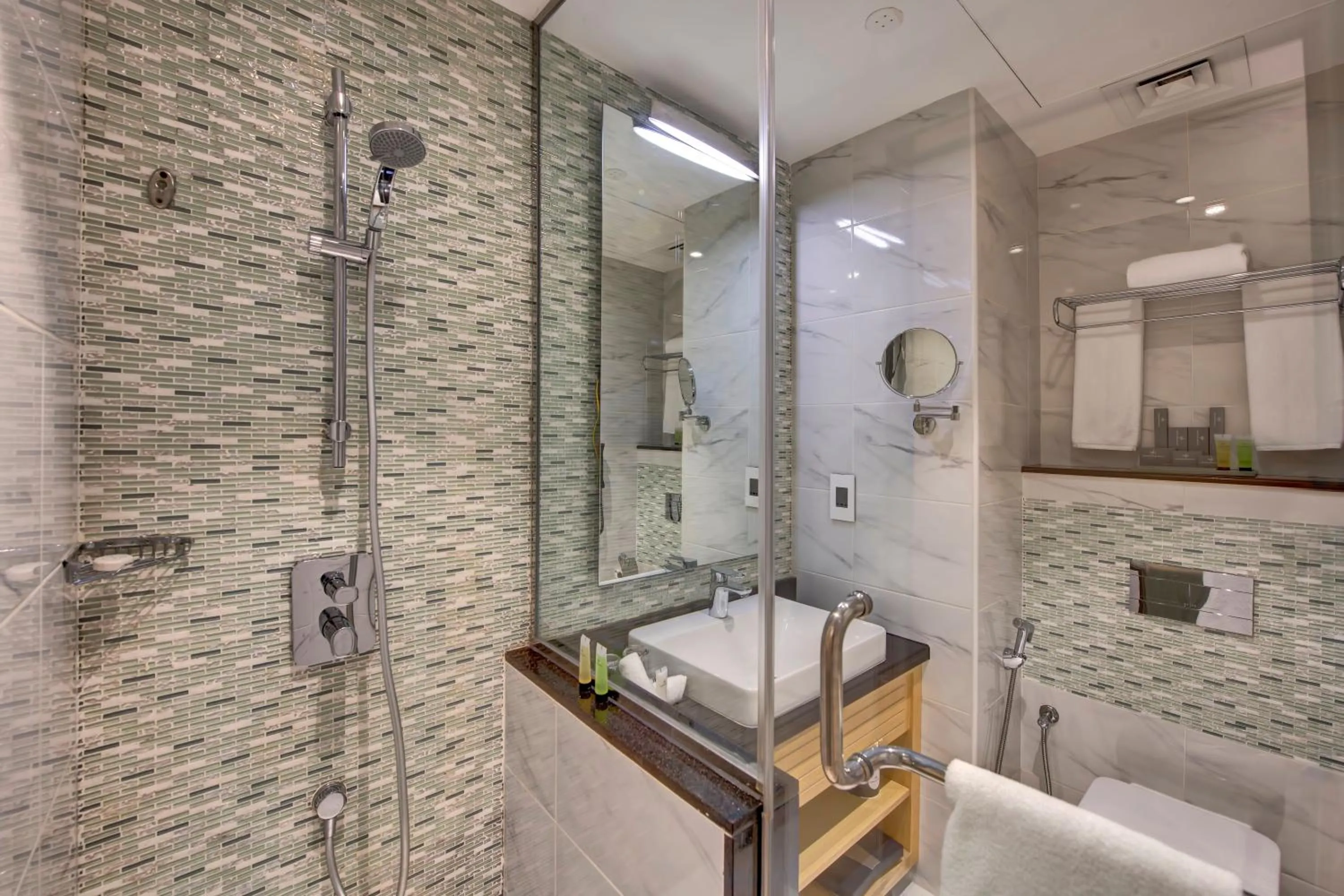 Shower in Metropolitan Hotel Dubai