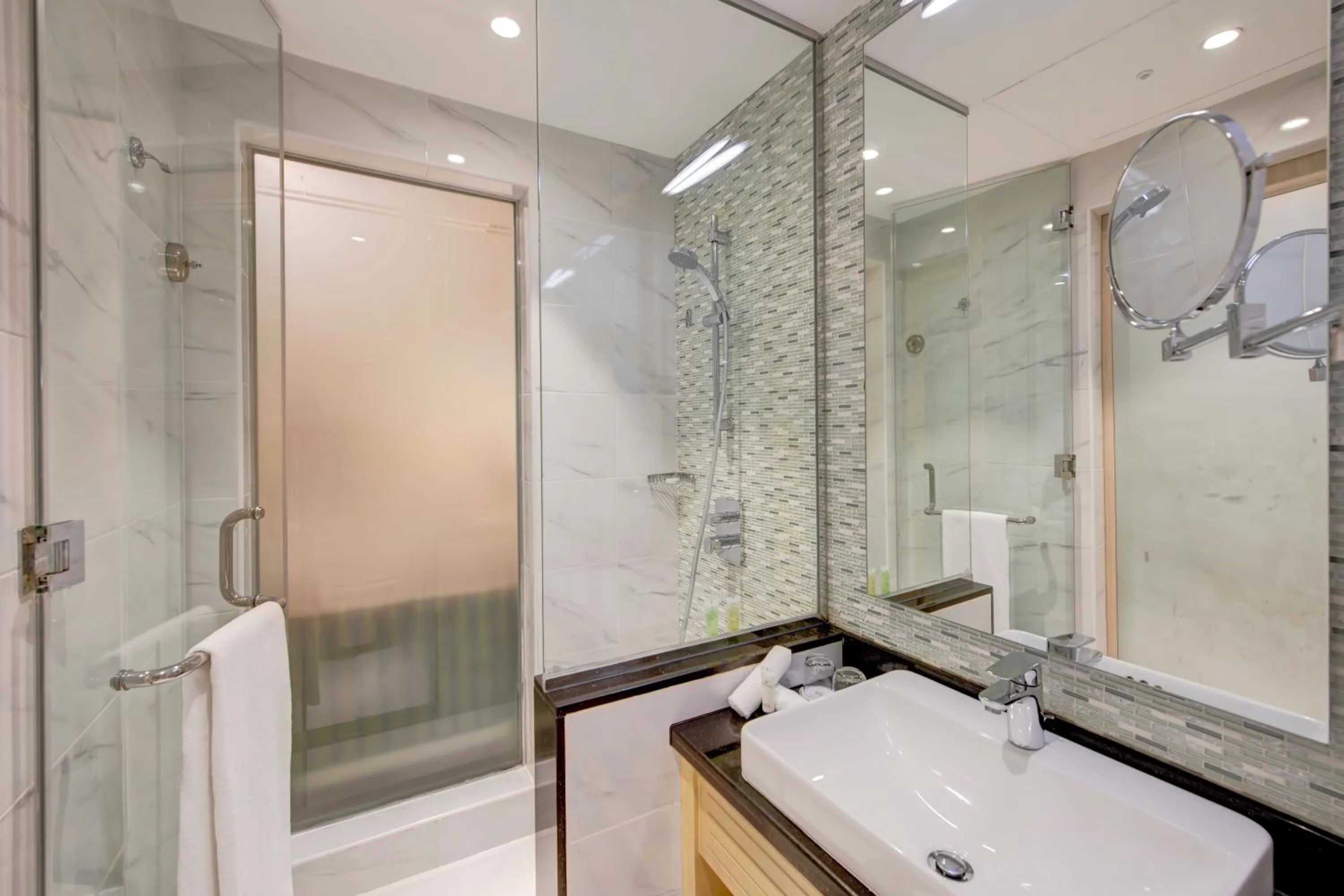 Shower in Metropolitan Hotel Dubai