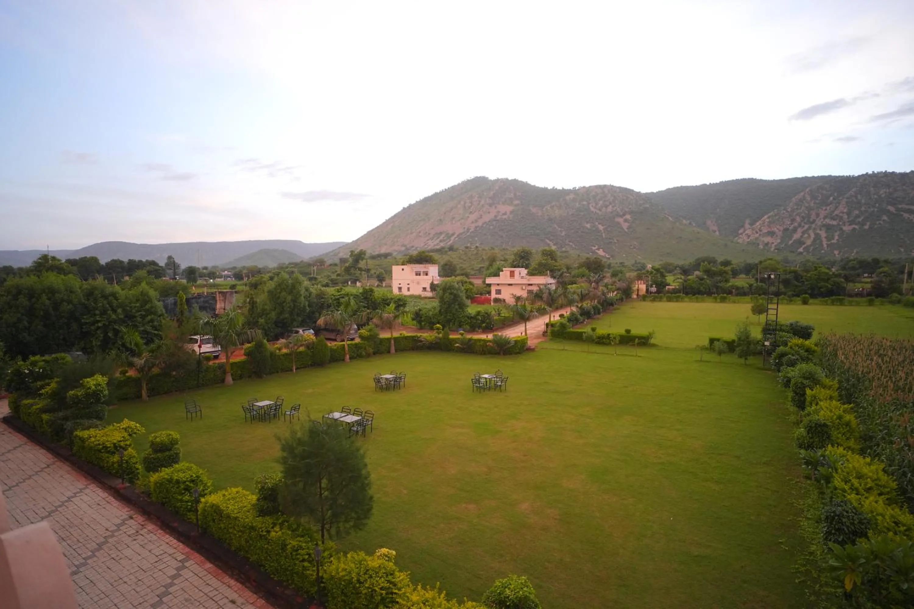 Dhawala Resort By Aamod