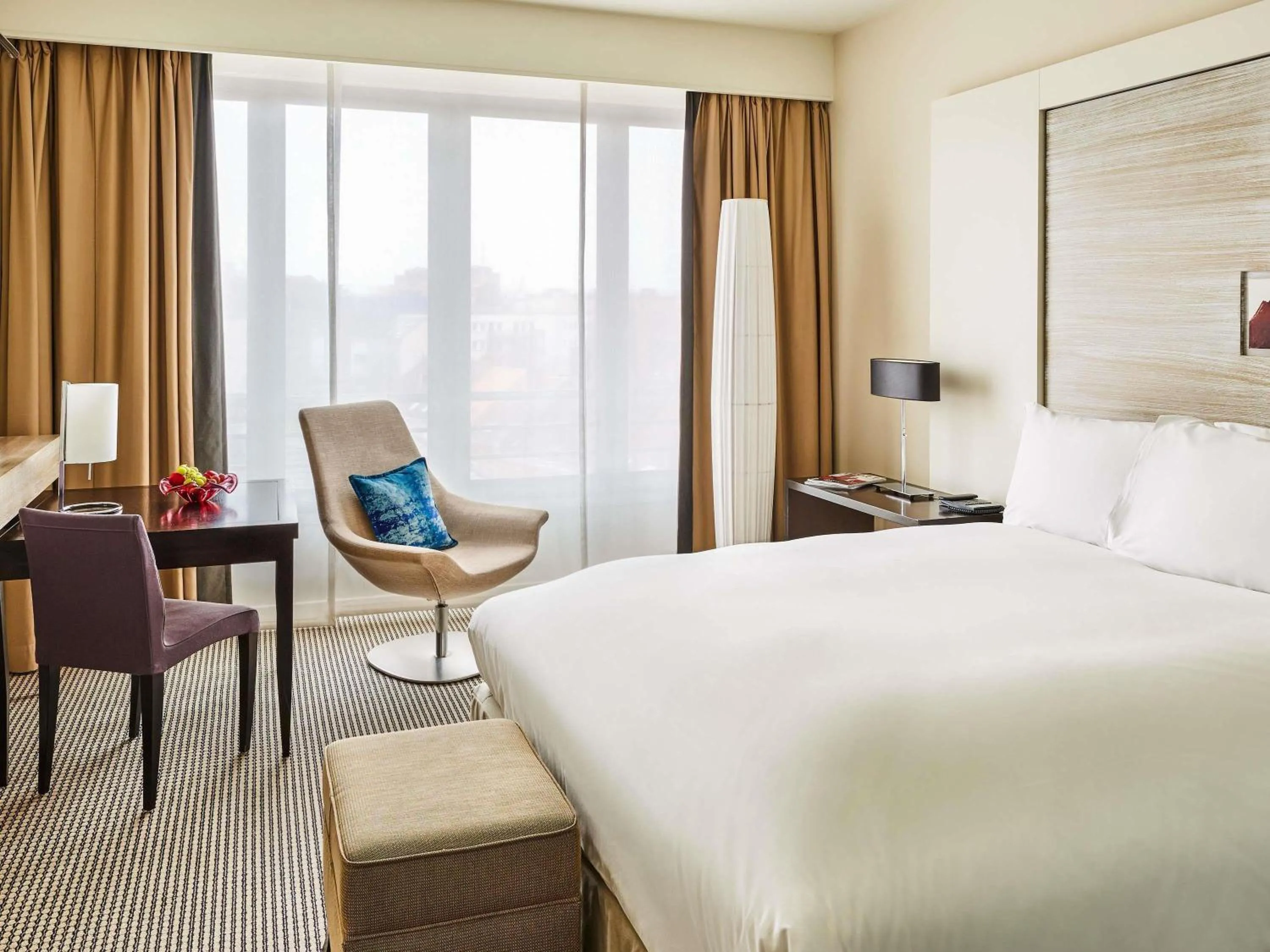 Bedroom, Bed in Sofitel Brussels Europe