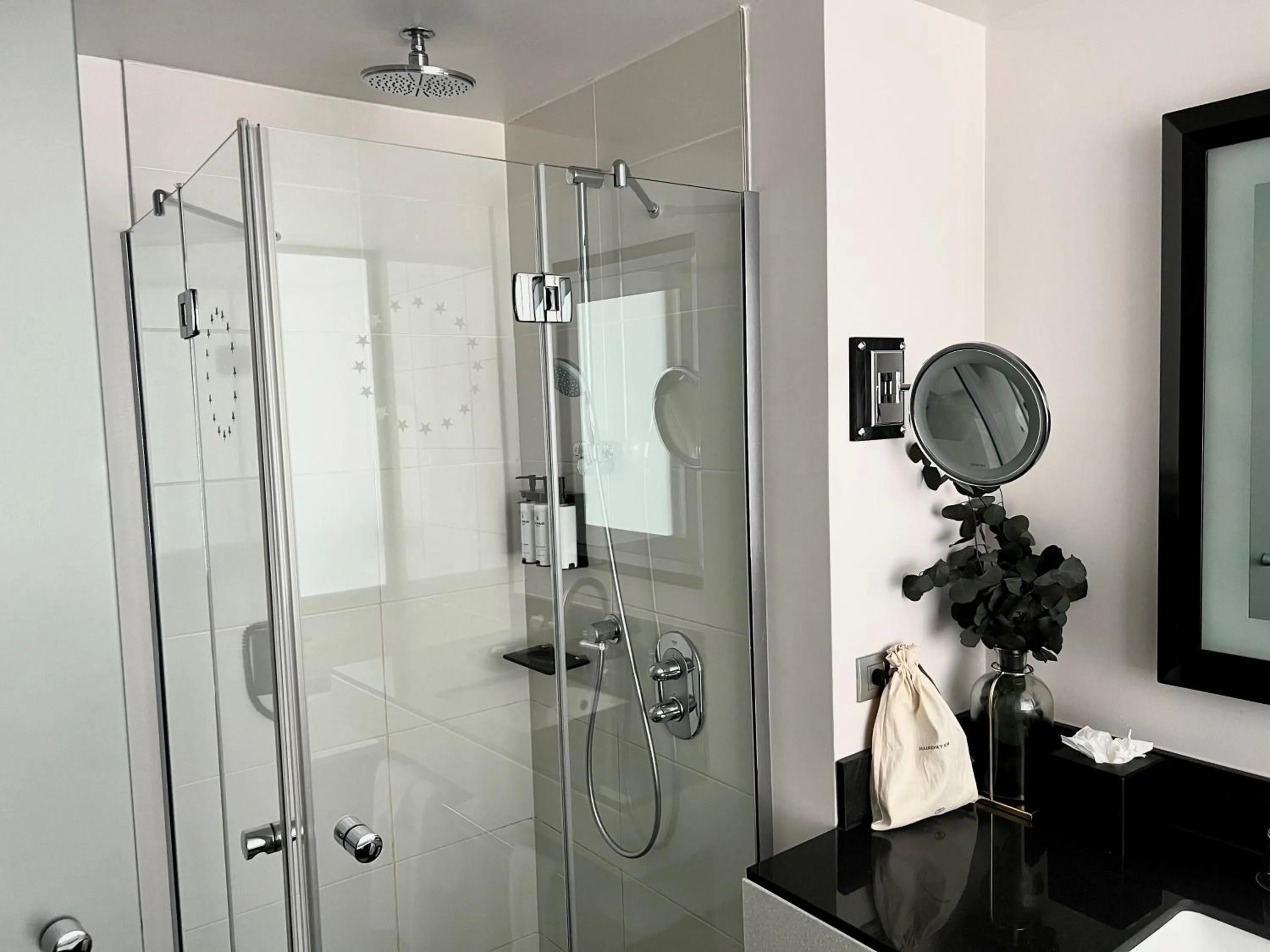 Shower in Sofitel Brussels Europe