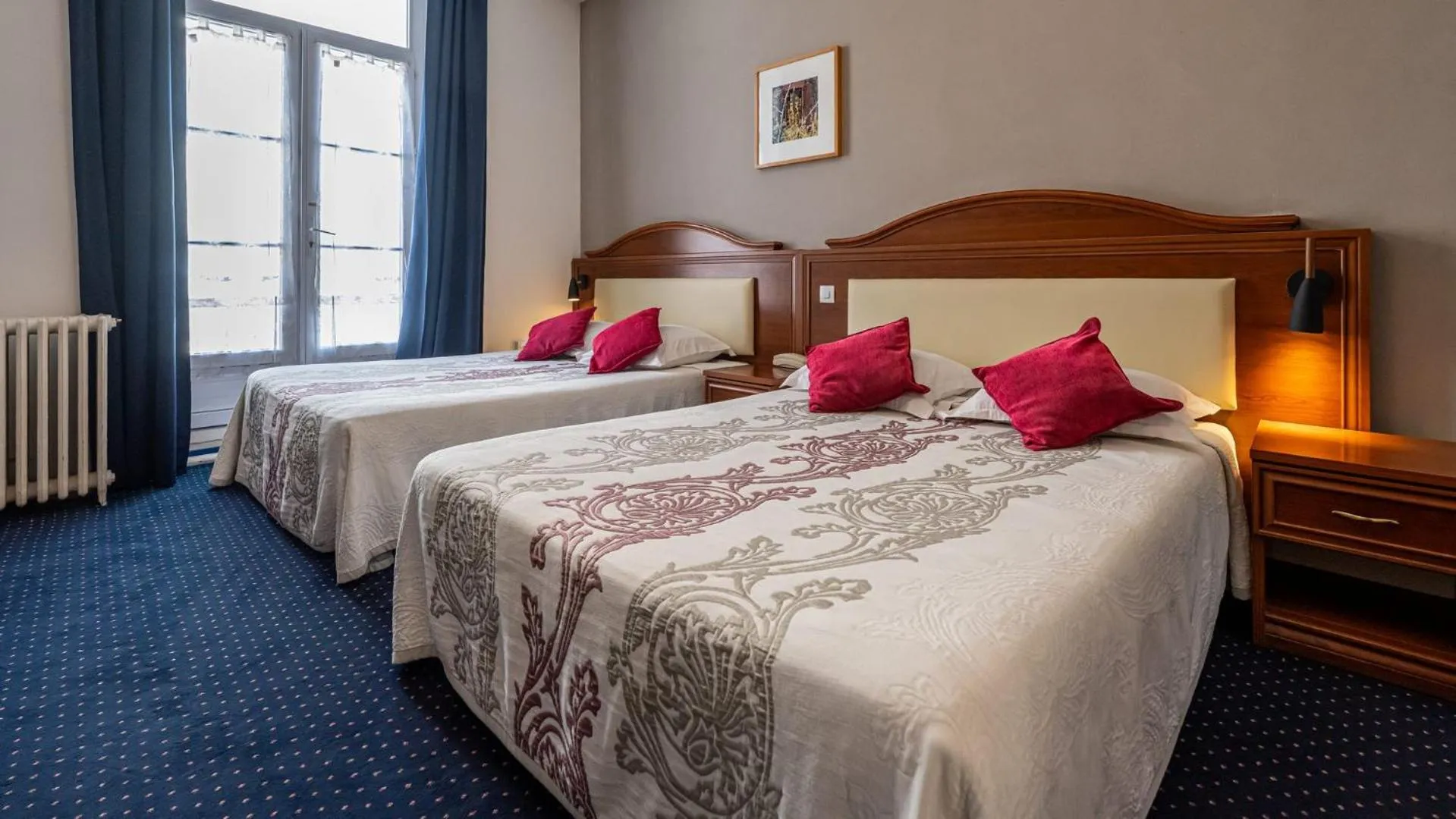 Bedroom, Bed in Logis Hôtel Central