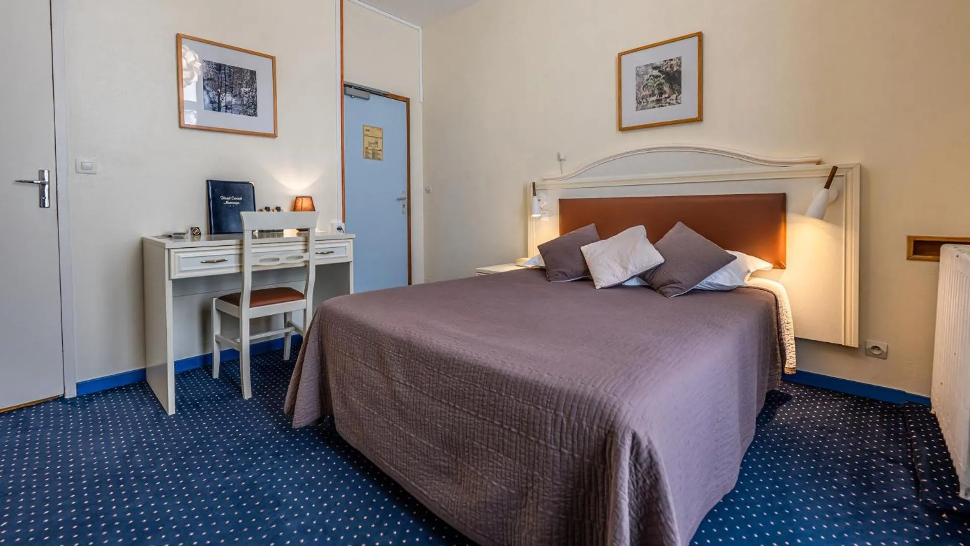 Bedroom, Bed in Logis Hôtel Central