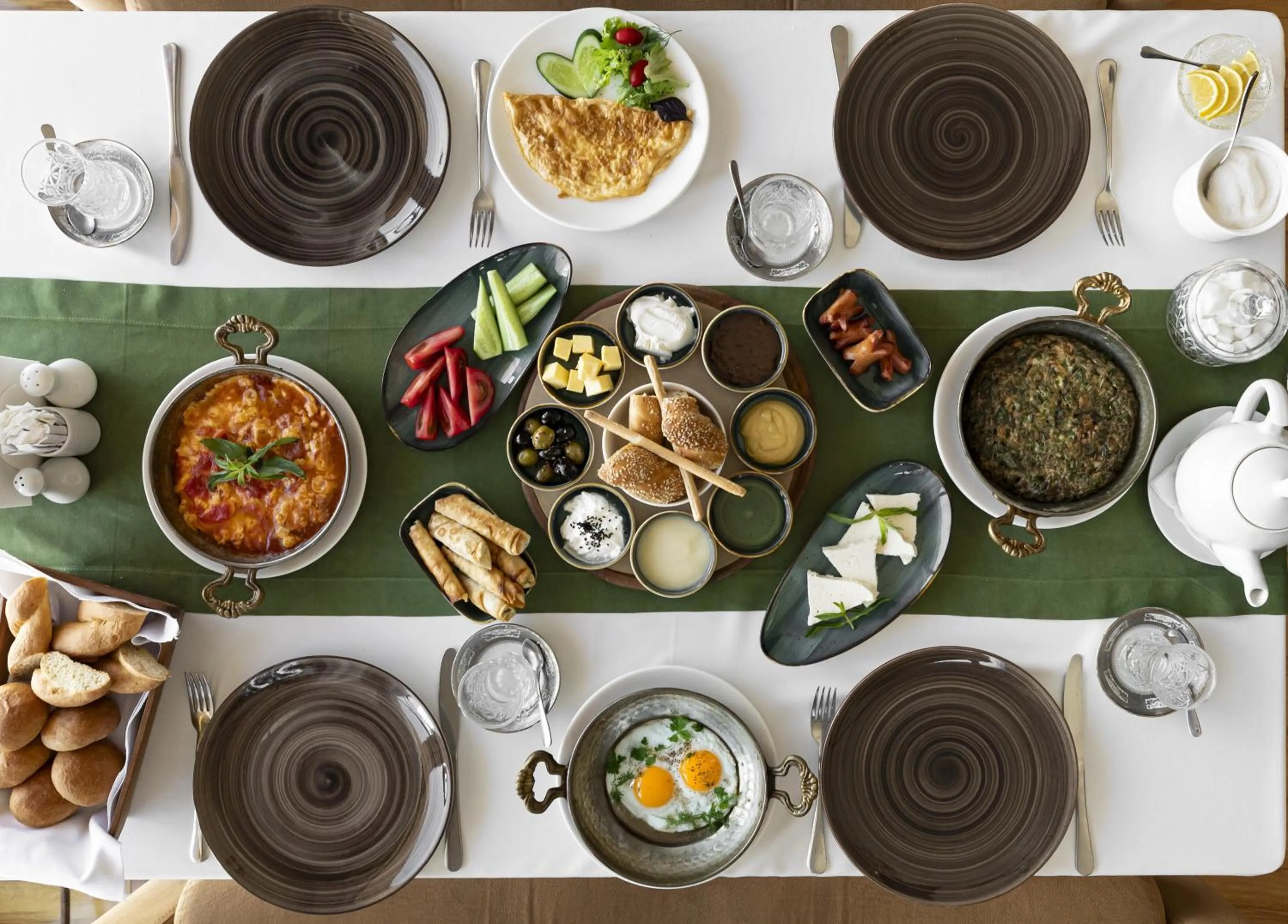 Restaurant/places to eat in Bayil Breeze Hotel & Restaurant