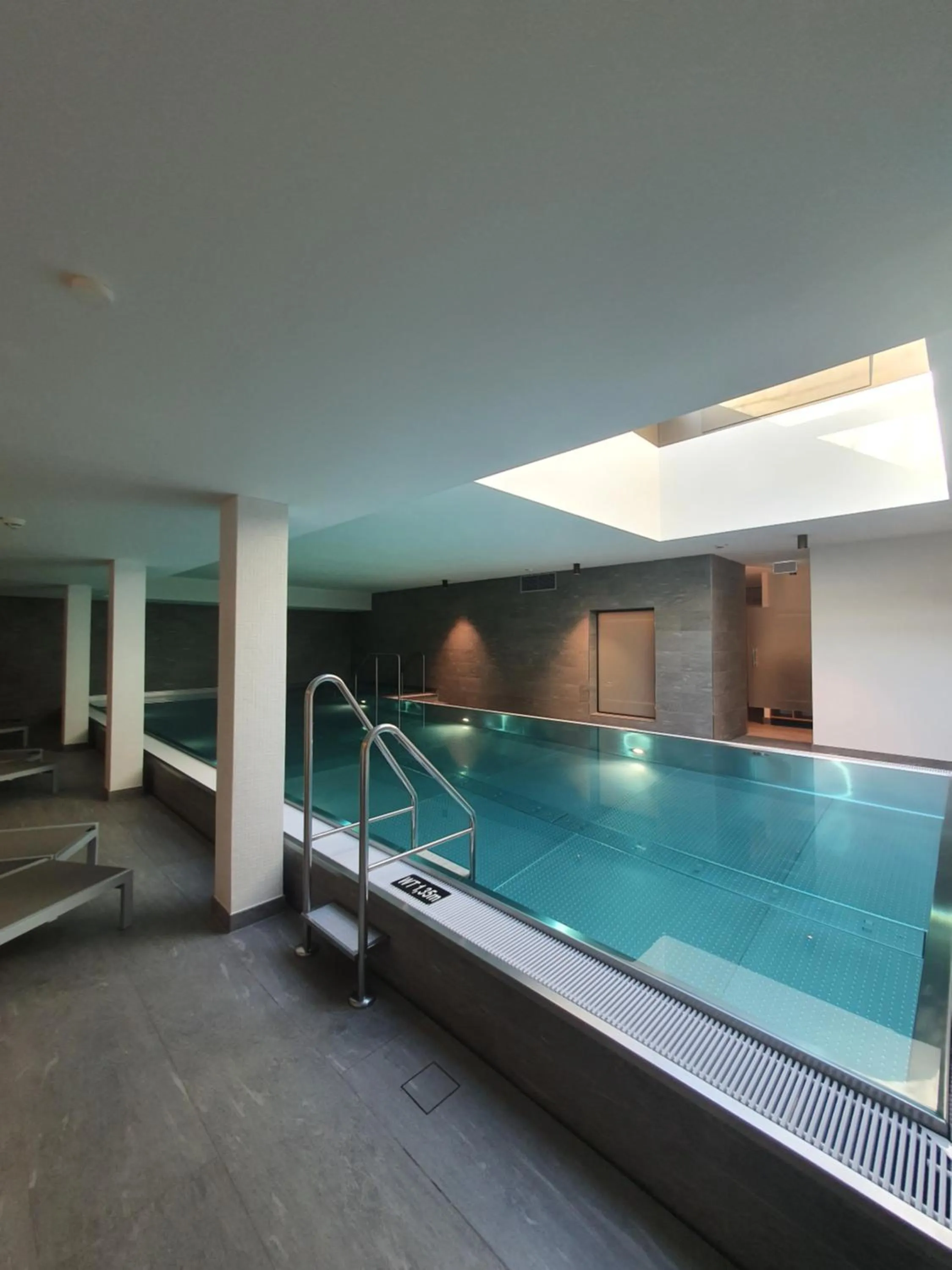 Swimming pool in Hotel the YARD Berlin