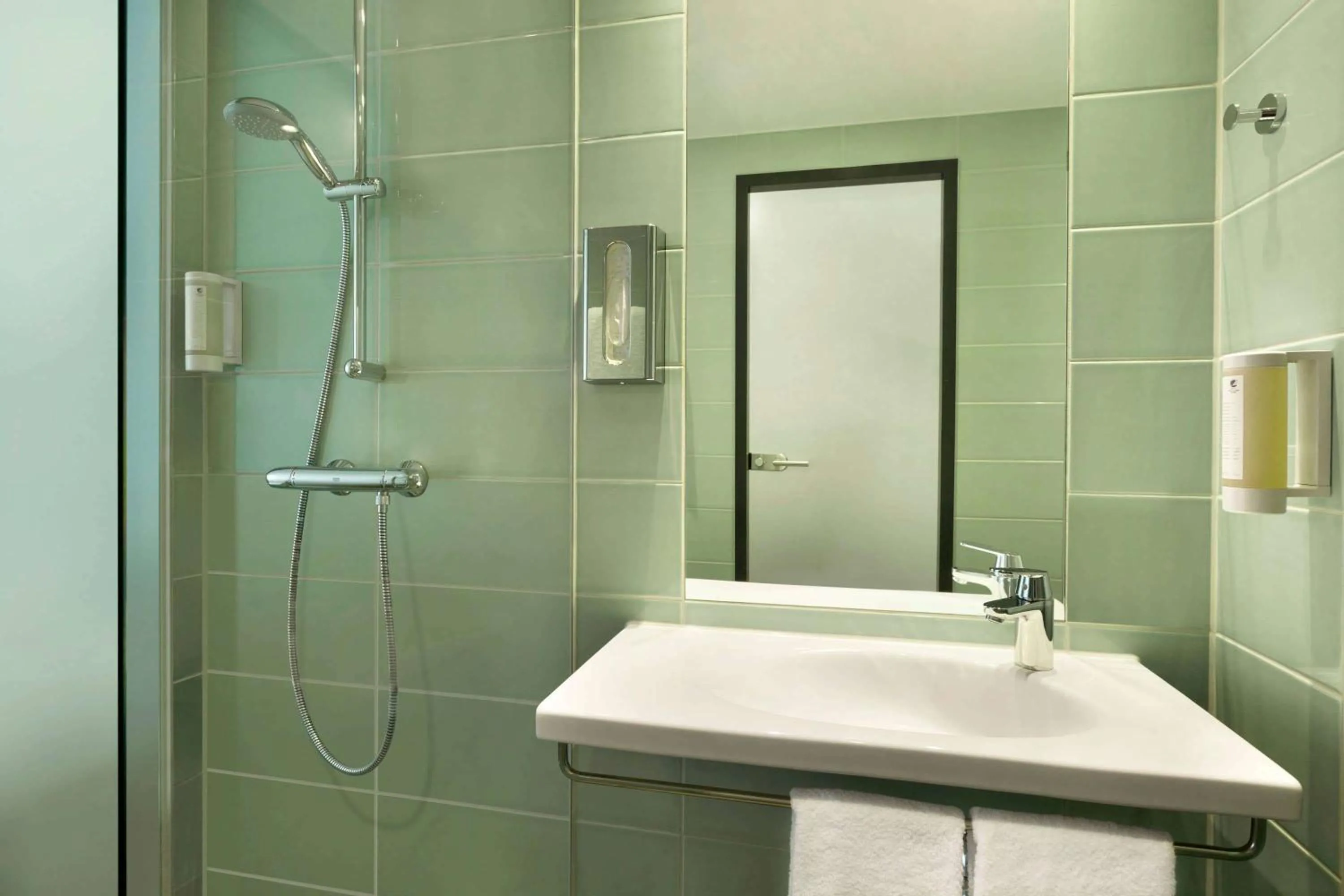 Bathroom in Super 8 Freiburg