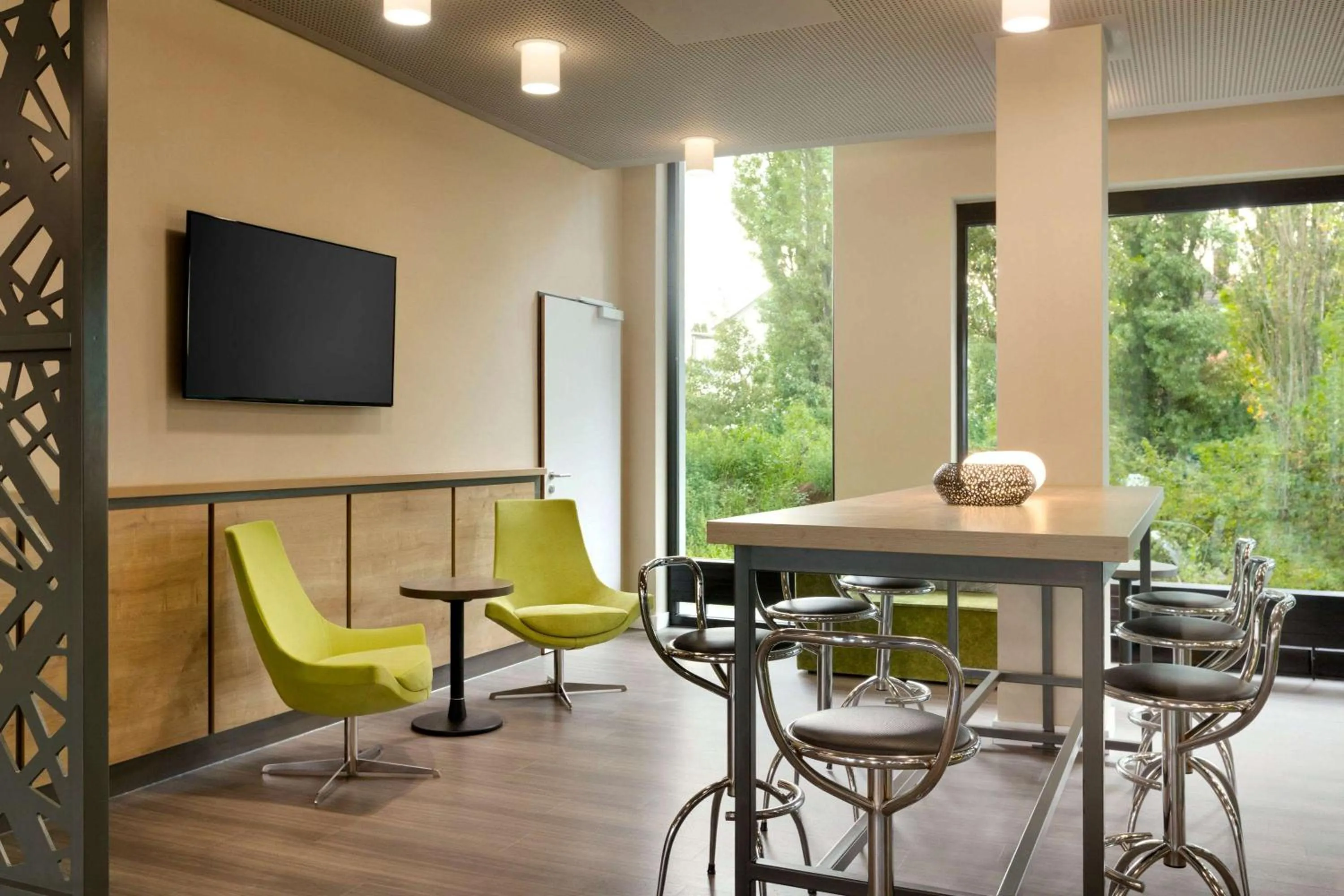 Restaurant/places to eat in Super 8 Freiburg