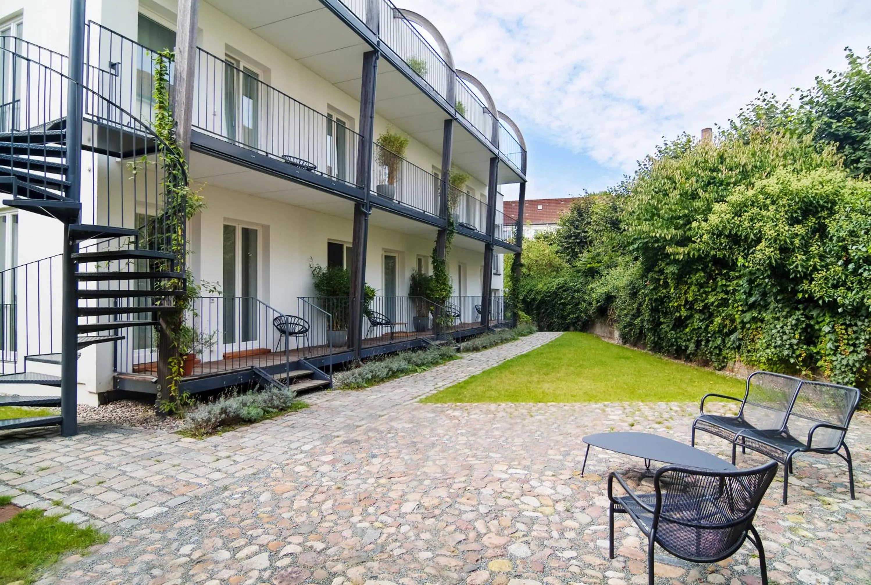 Facade/entrance in August The Boardinghouse