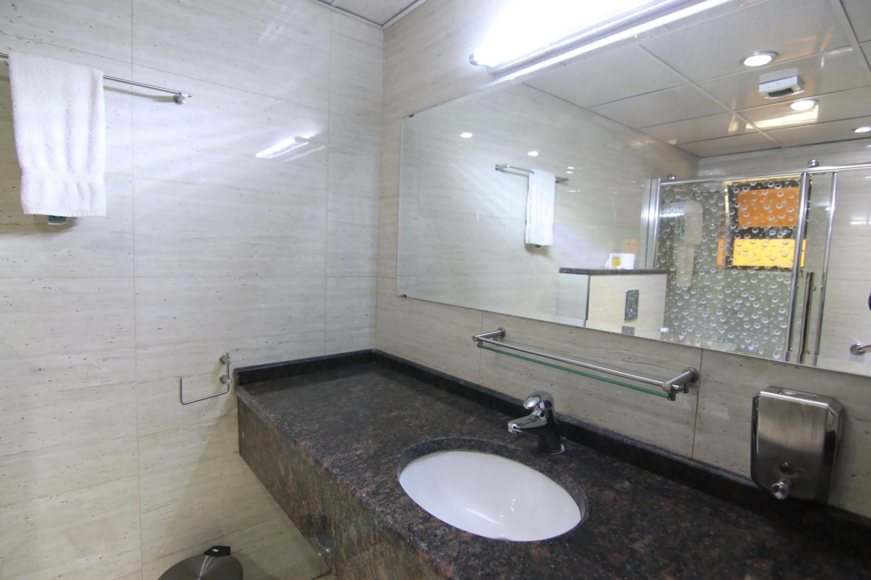 Bathroom in Qaser Al-Sultan Hotel Suites