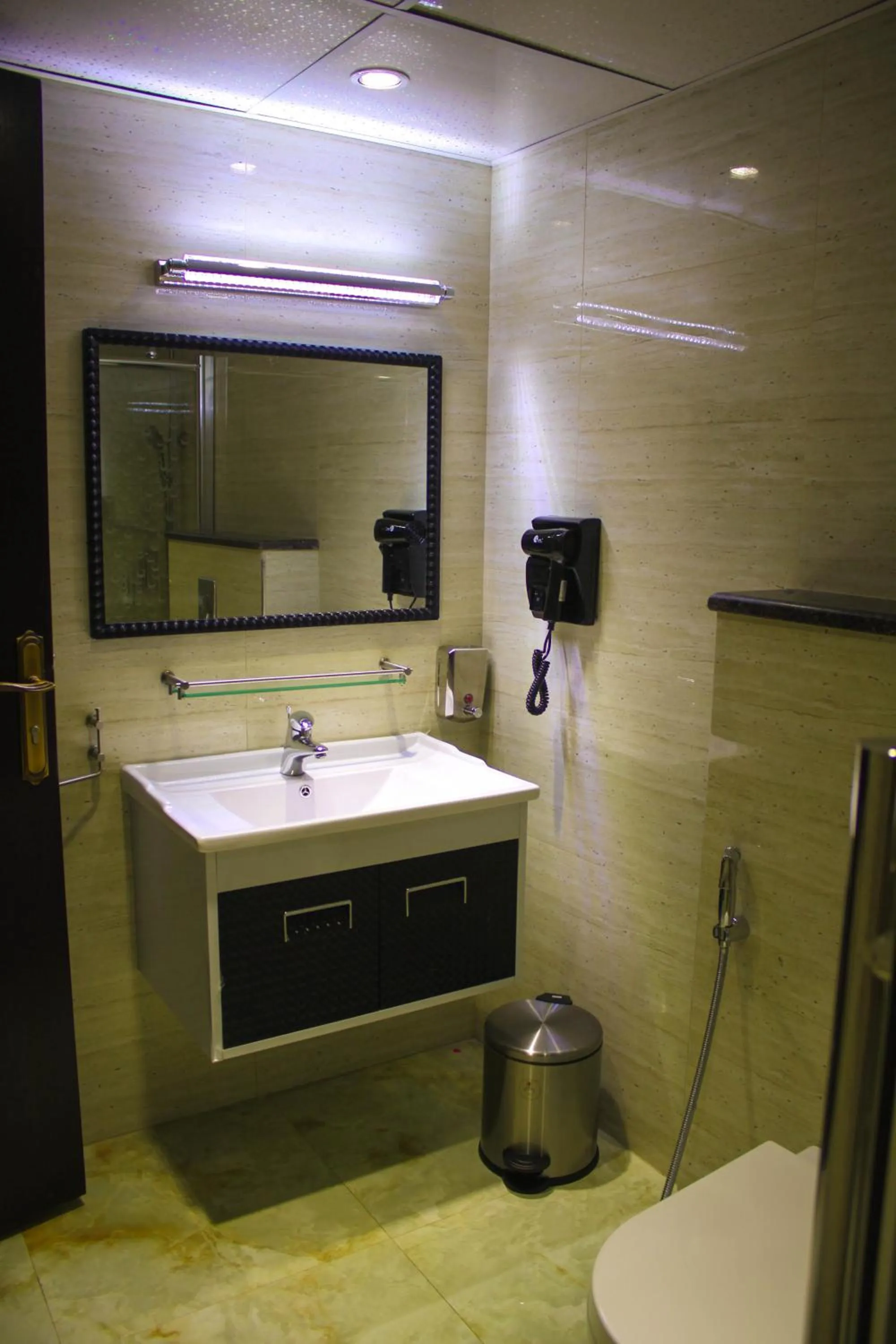 Bathroom in Qaser Al-Sultan Hotel Suites