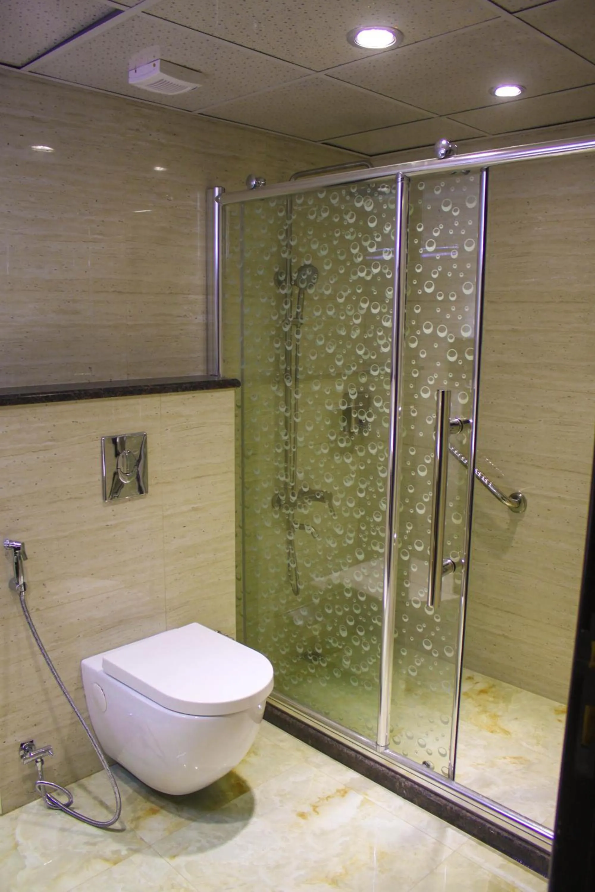 Shower in Qaser Al-Sultan Hotel Suites