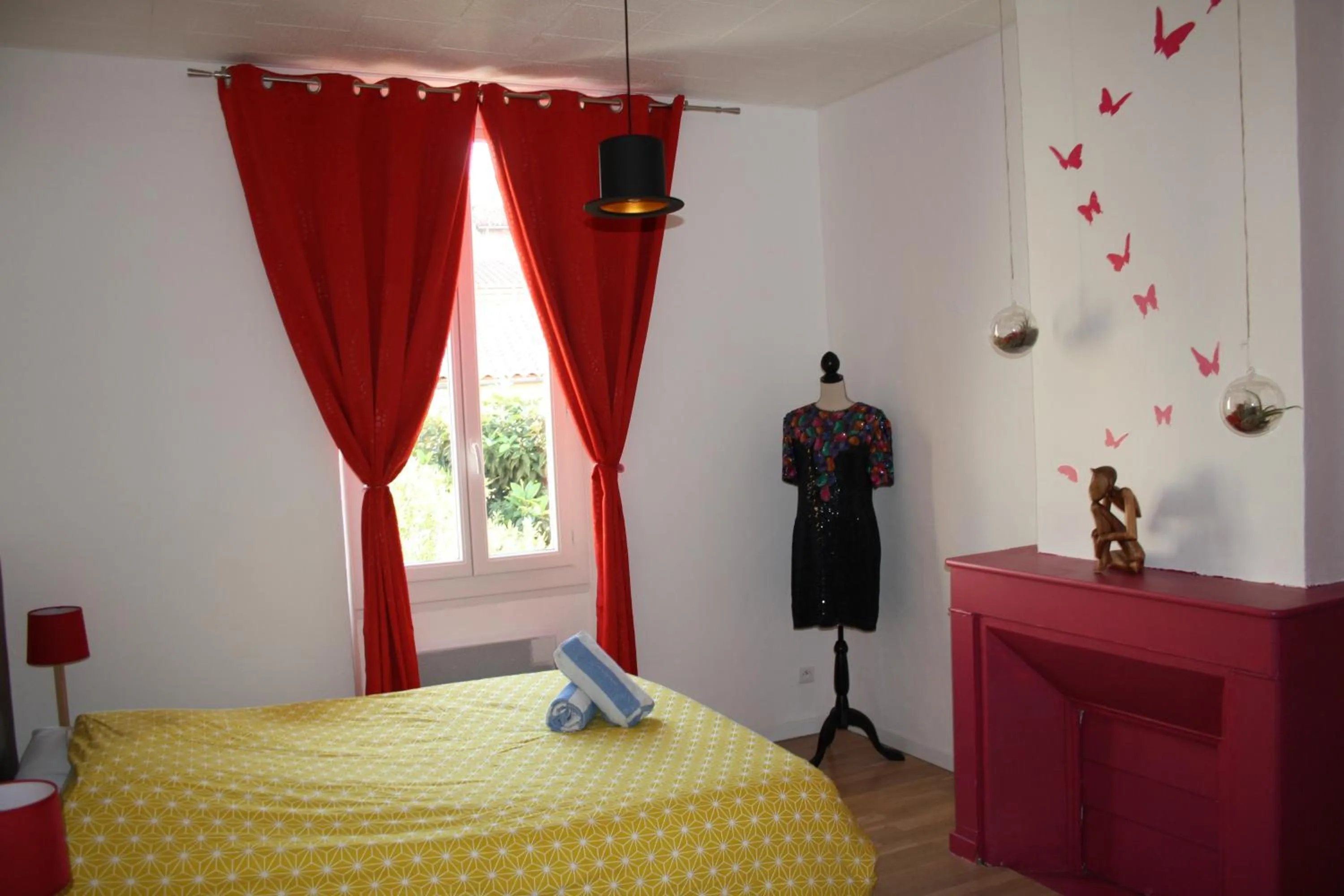 Photo of the whole room, Bed in Casa Ammirati Marseille