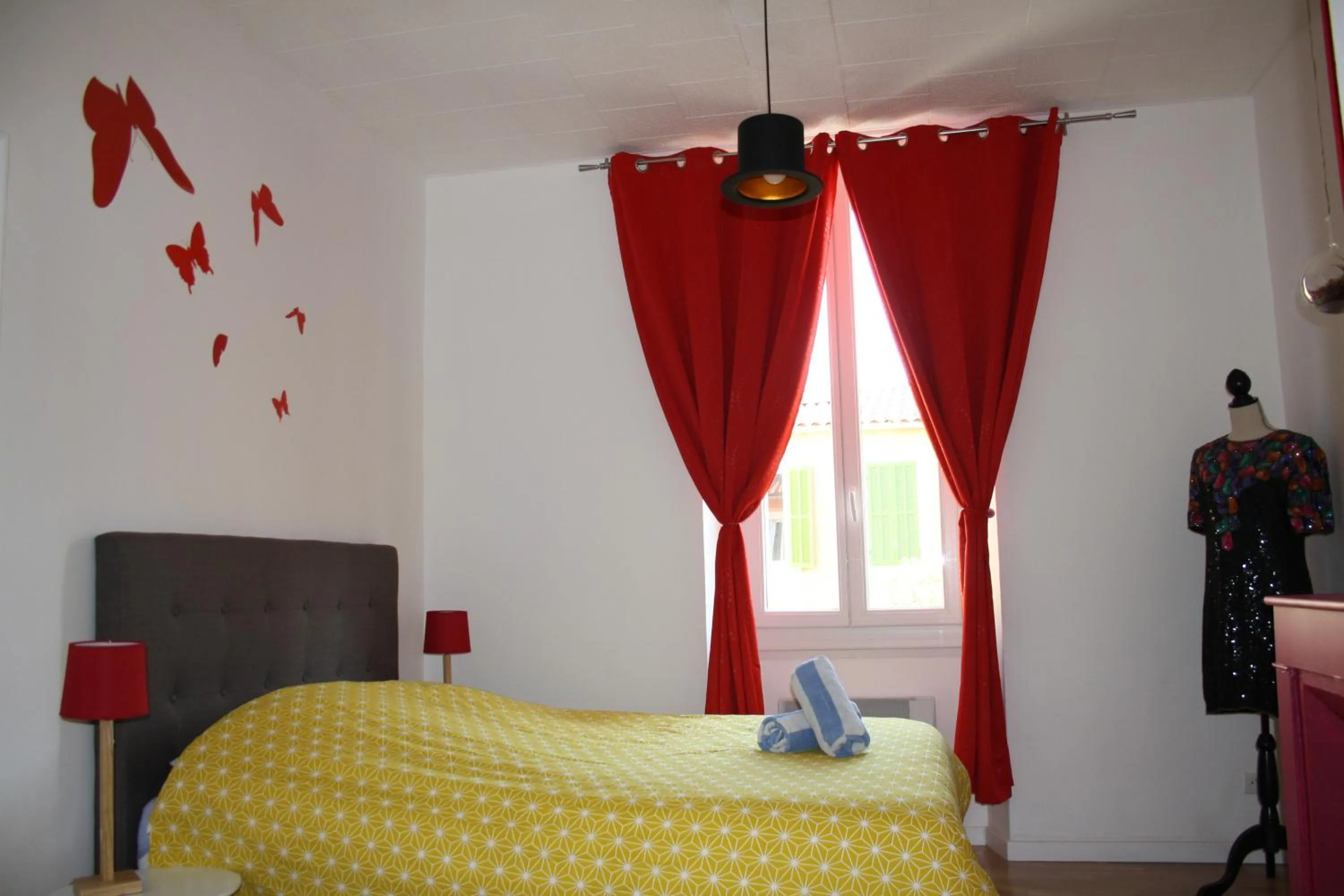 Photo of the whole room, Bed in Casa Ammirati Marseille