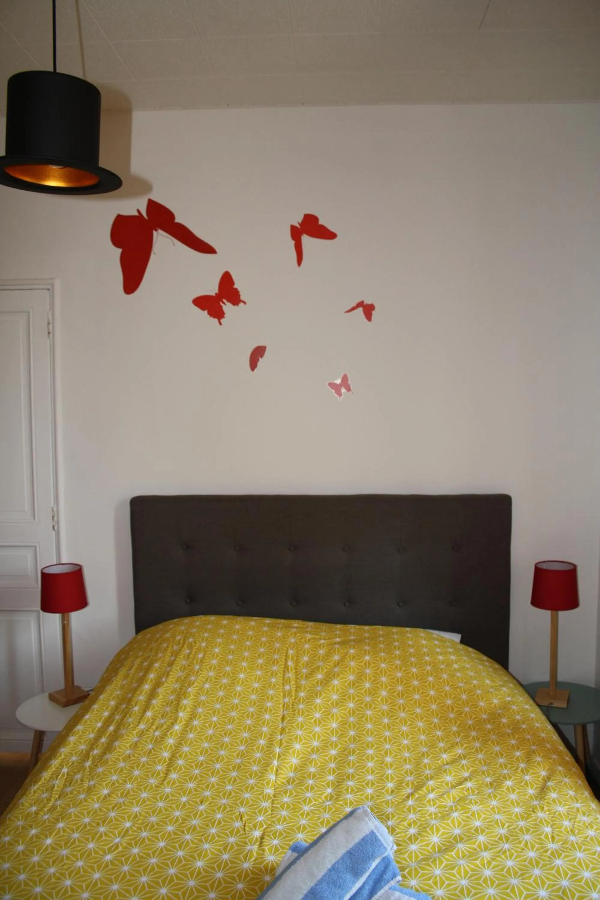 Photo of the whole room, Bed in Casa Ammirati Marseille