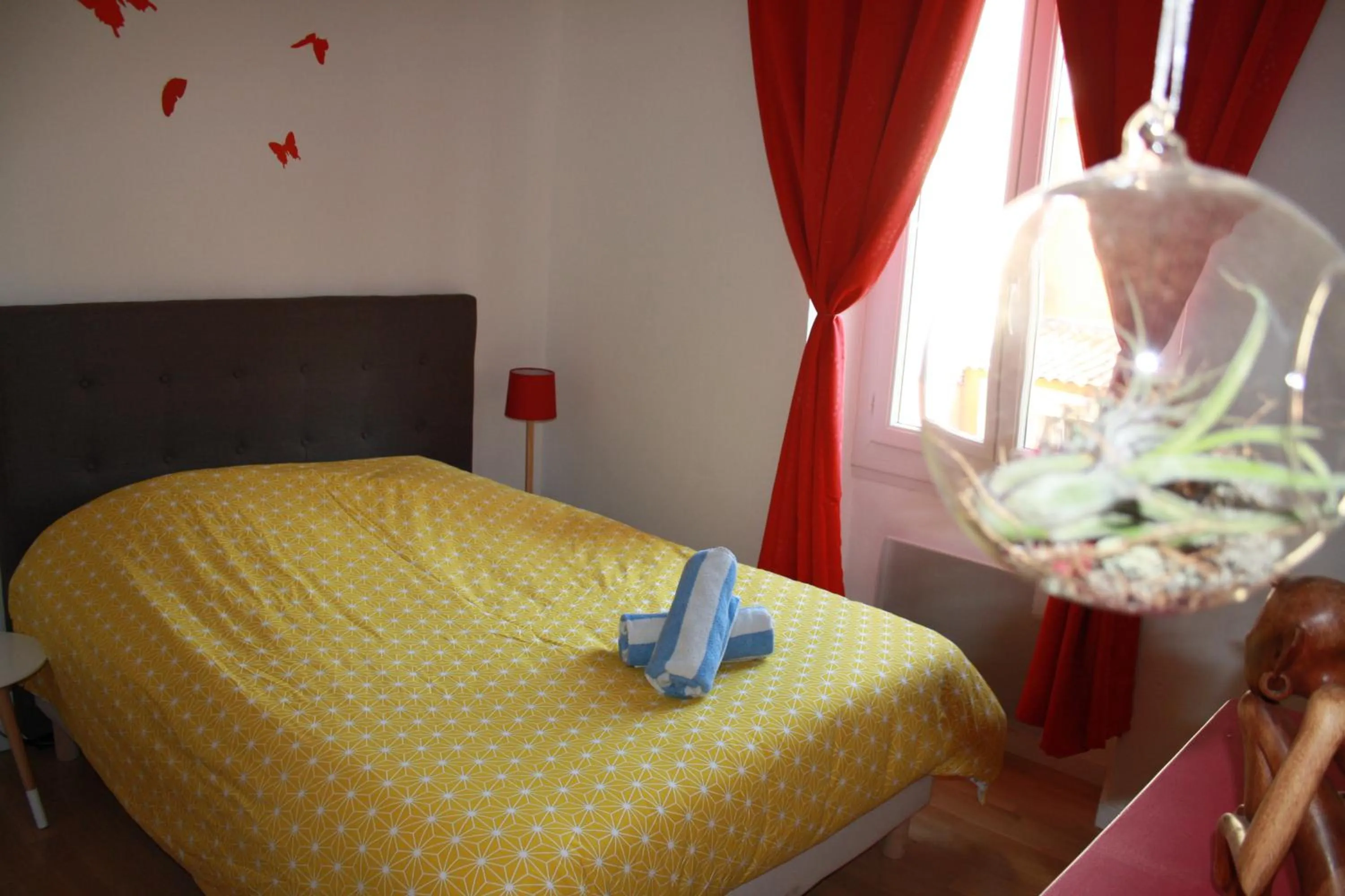 Photo of the whole room, Bed in Casa Ammirati Marseille