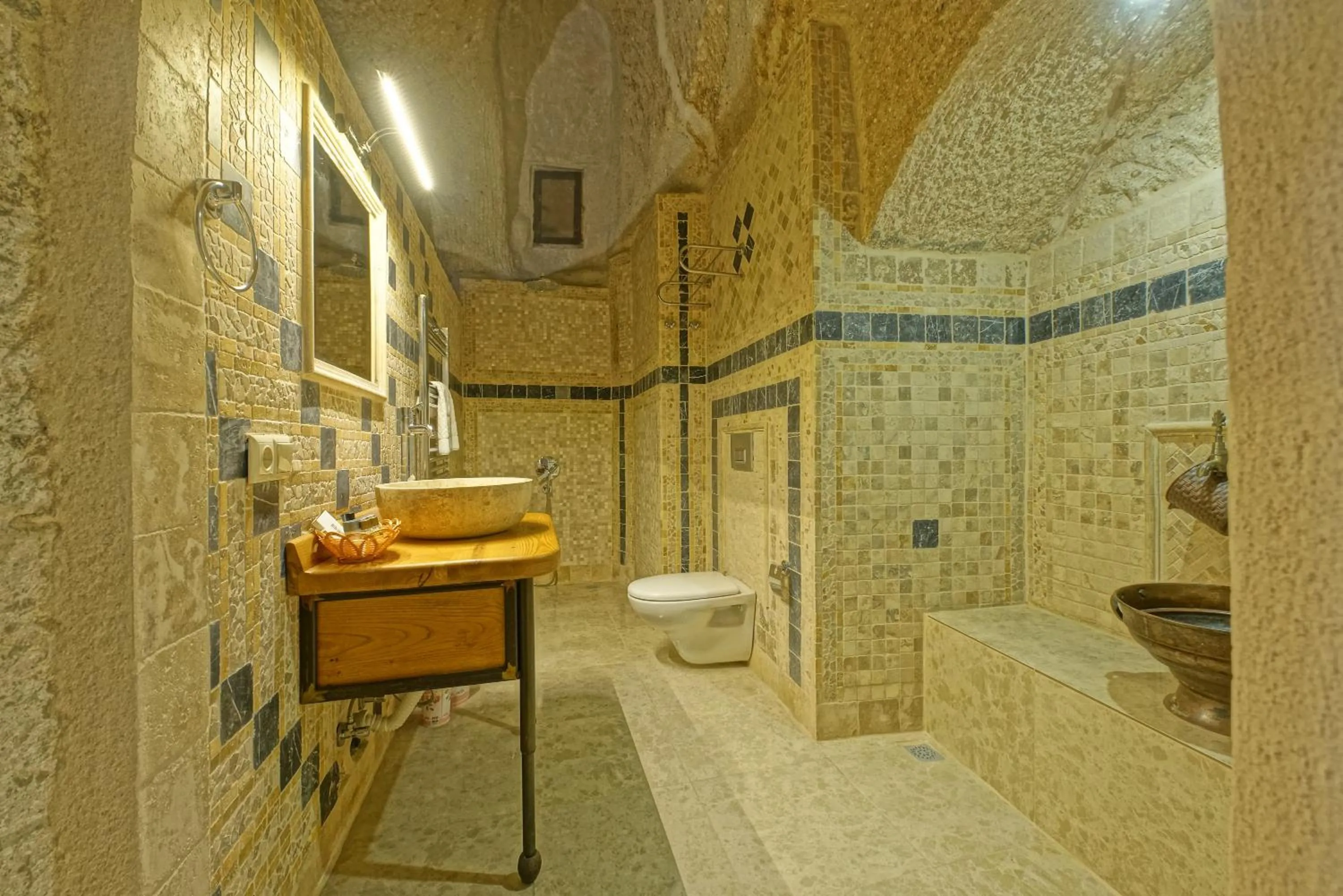 Public Bath in Angel Cave Suite