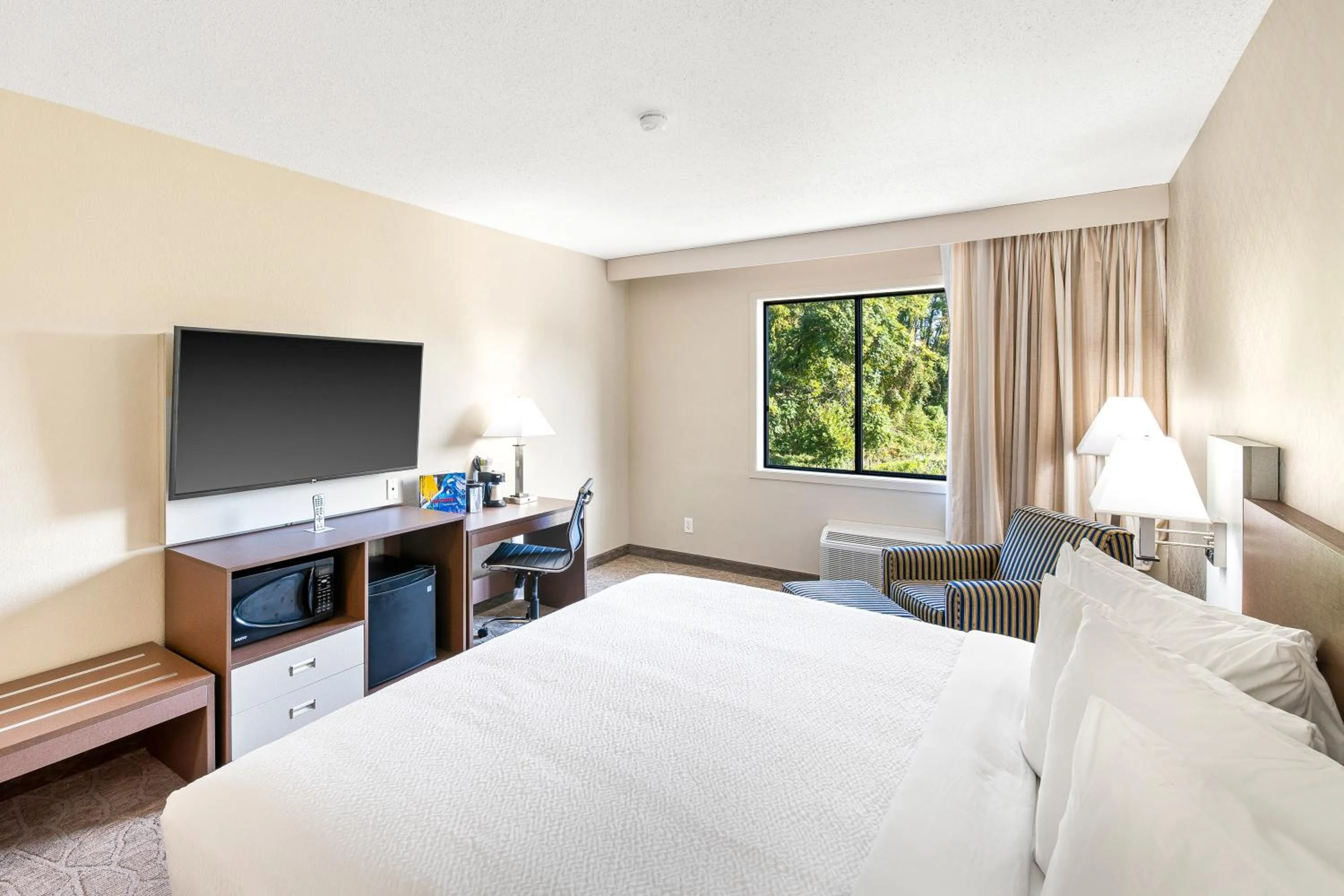 Bed in The English Inn of Charlottesville