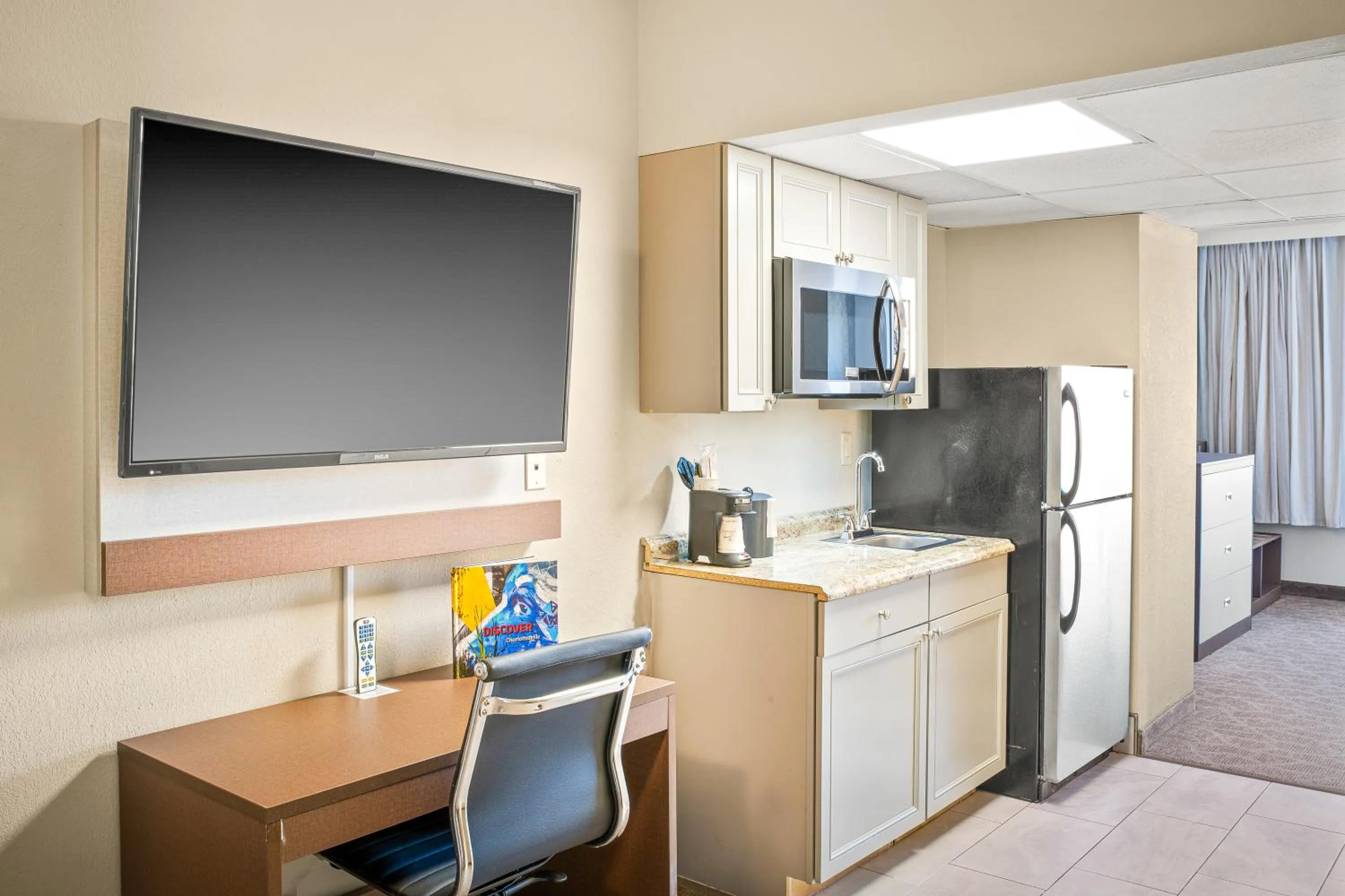 TV and multimedia in The English Inn of Charlottesville