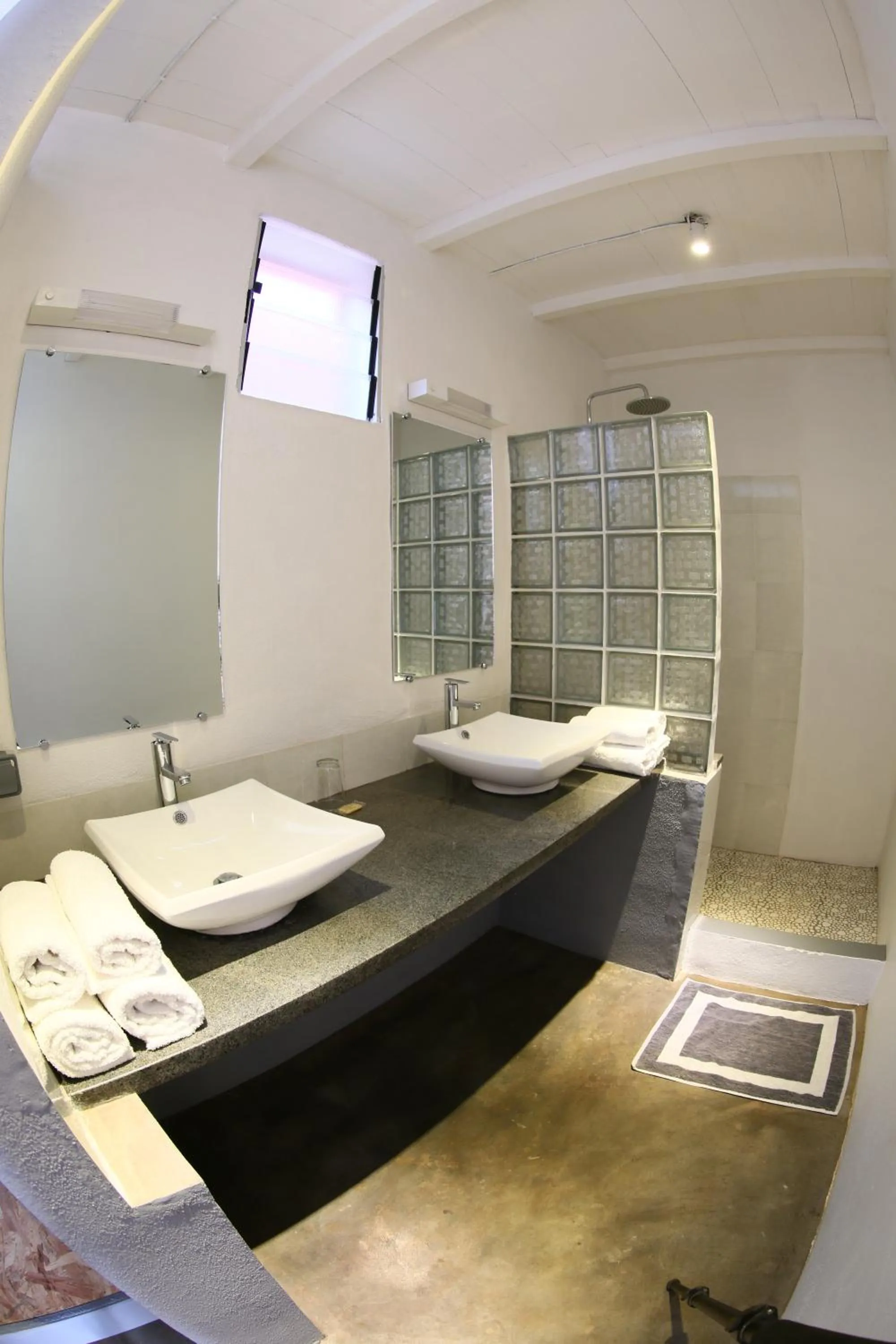Shower in Le Chat'o Park Hotel Ivato Airport NAVETTE GRATUITE H24