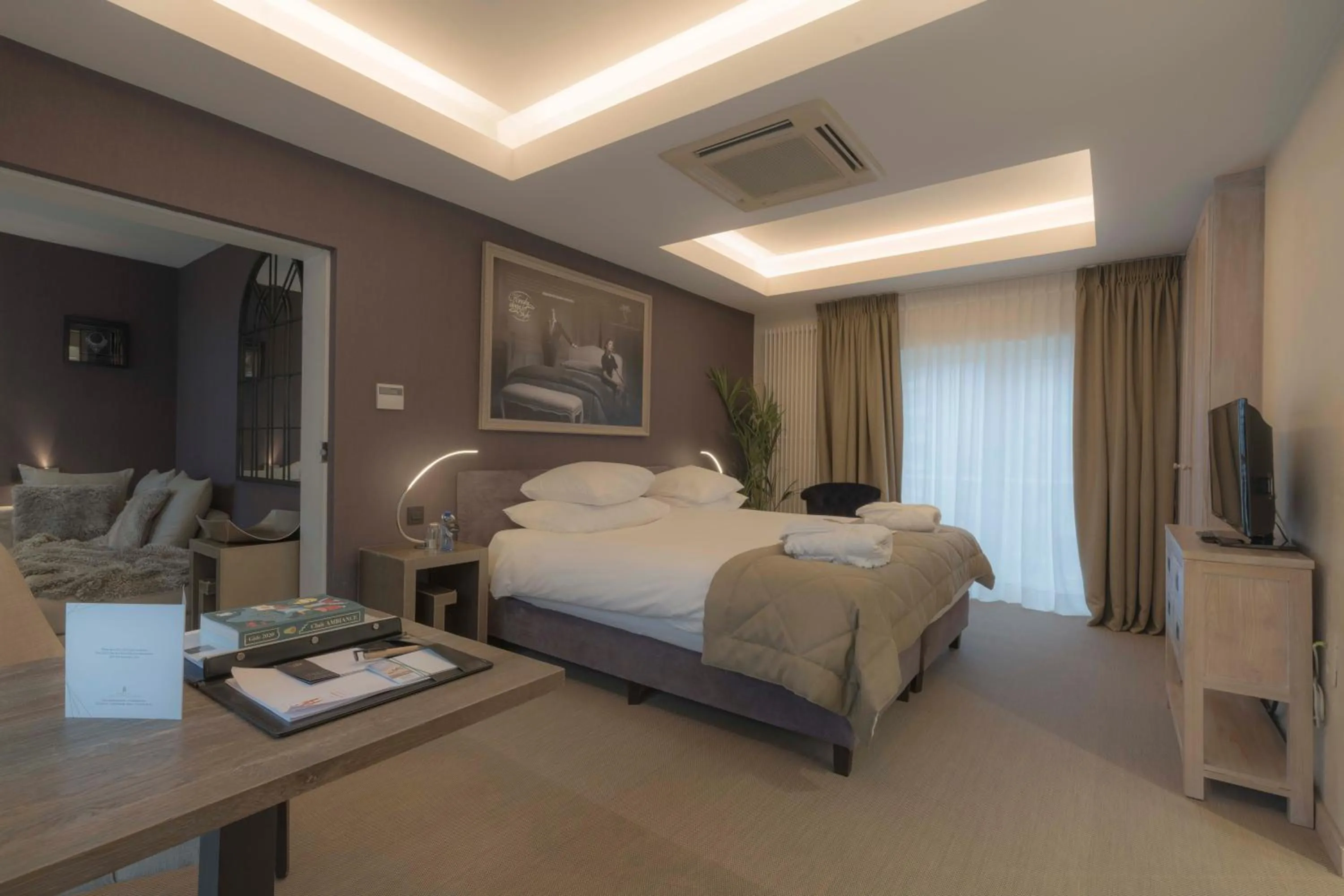 Seating area, Bed in Hotel Lugano