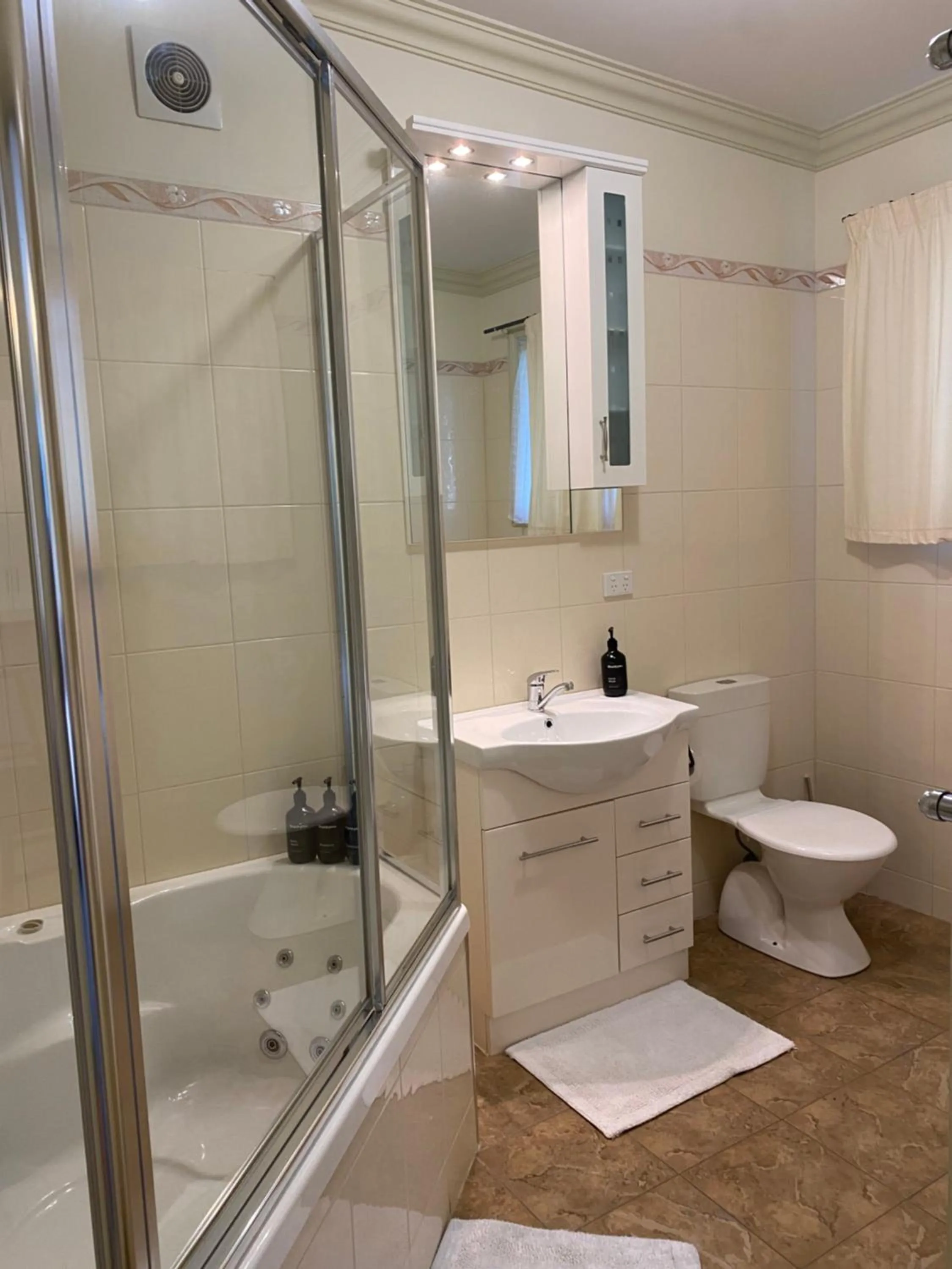 Bathroom in Emerald Creek Cottages