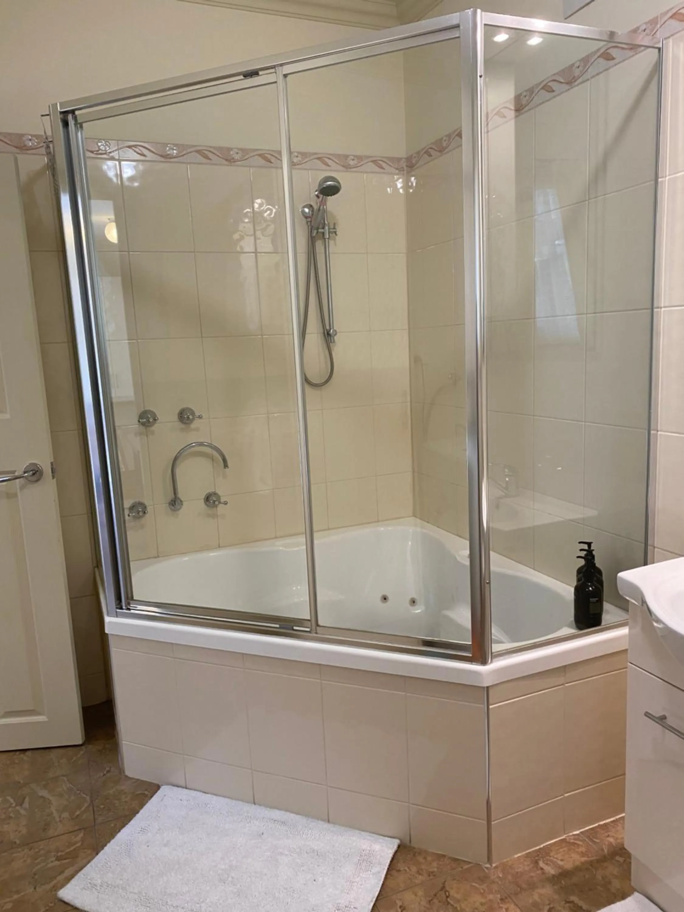Bathroom in Emerald Creek Cottages