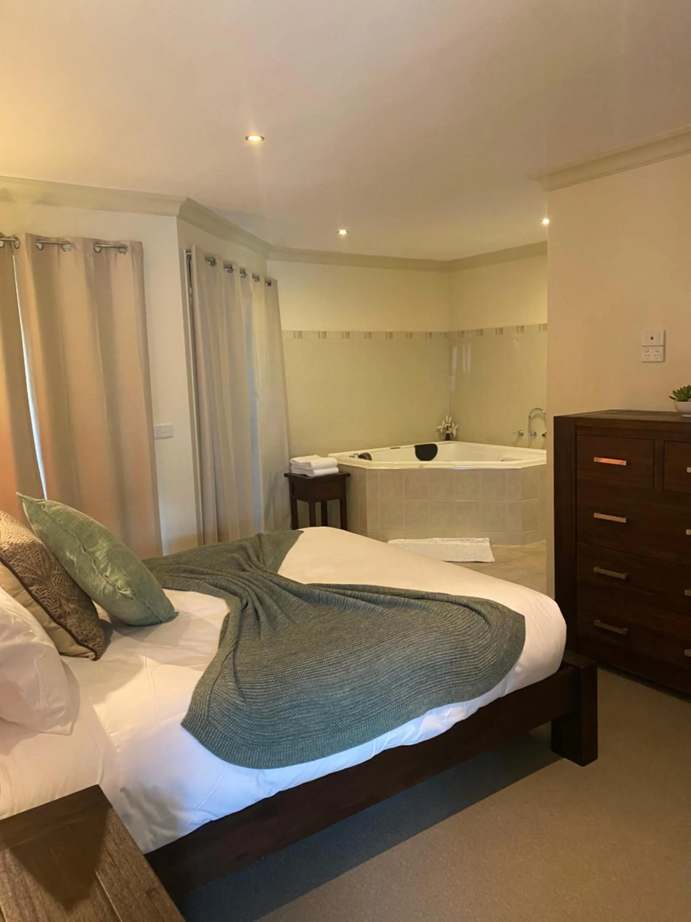 Photo of the whole room, Bed in Emerald Creek Cottages