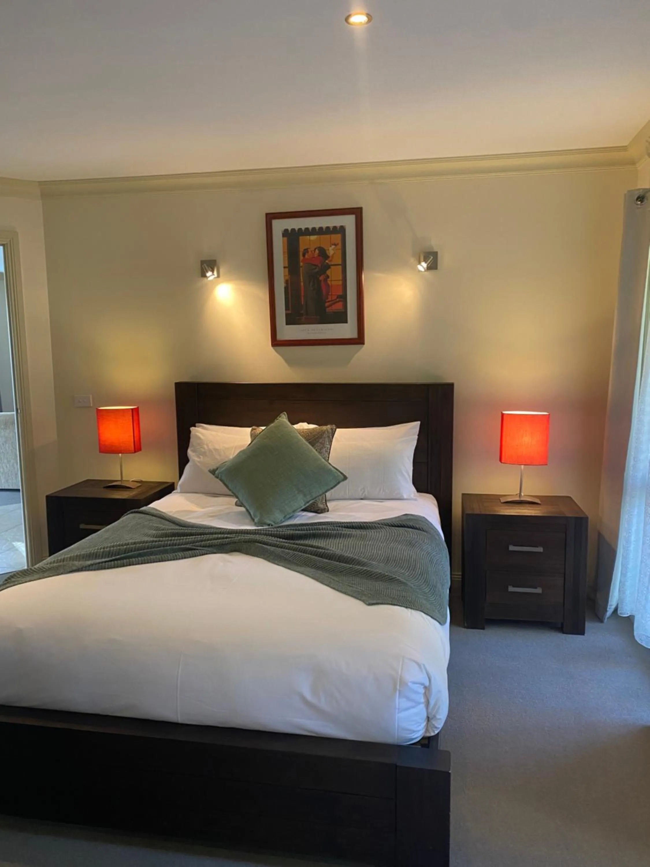 Bedroom, Bed in Emerald Creek Cottages