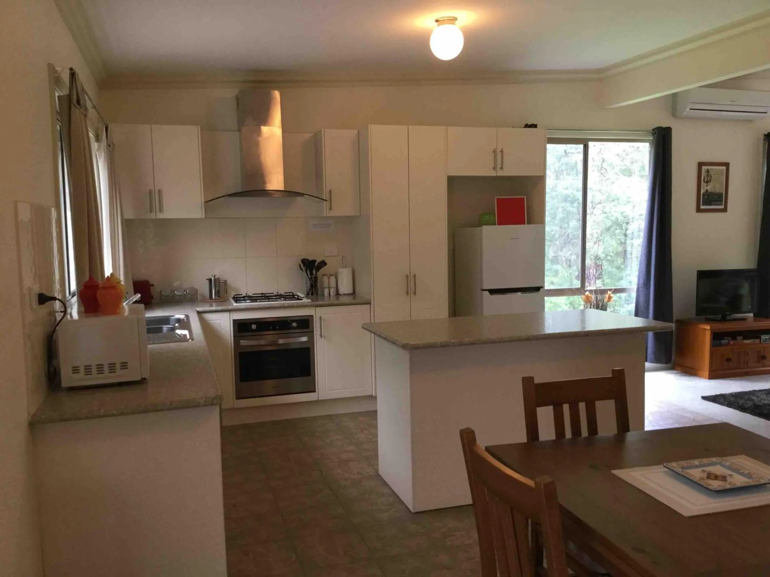 Kitchen or kitchenette in Emerald Creek Cottages