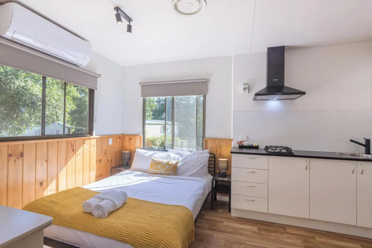 Kitchen or kitchenette, Bed in Daylesford Holiday Park