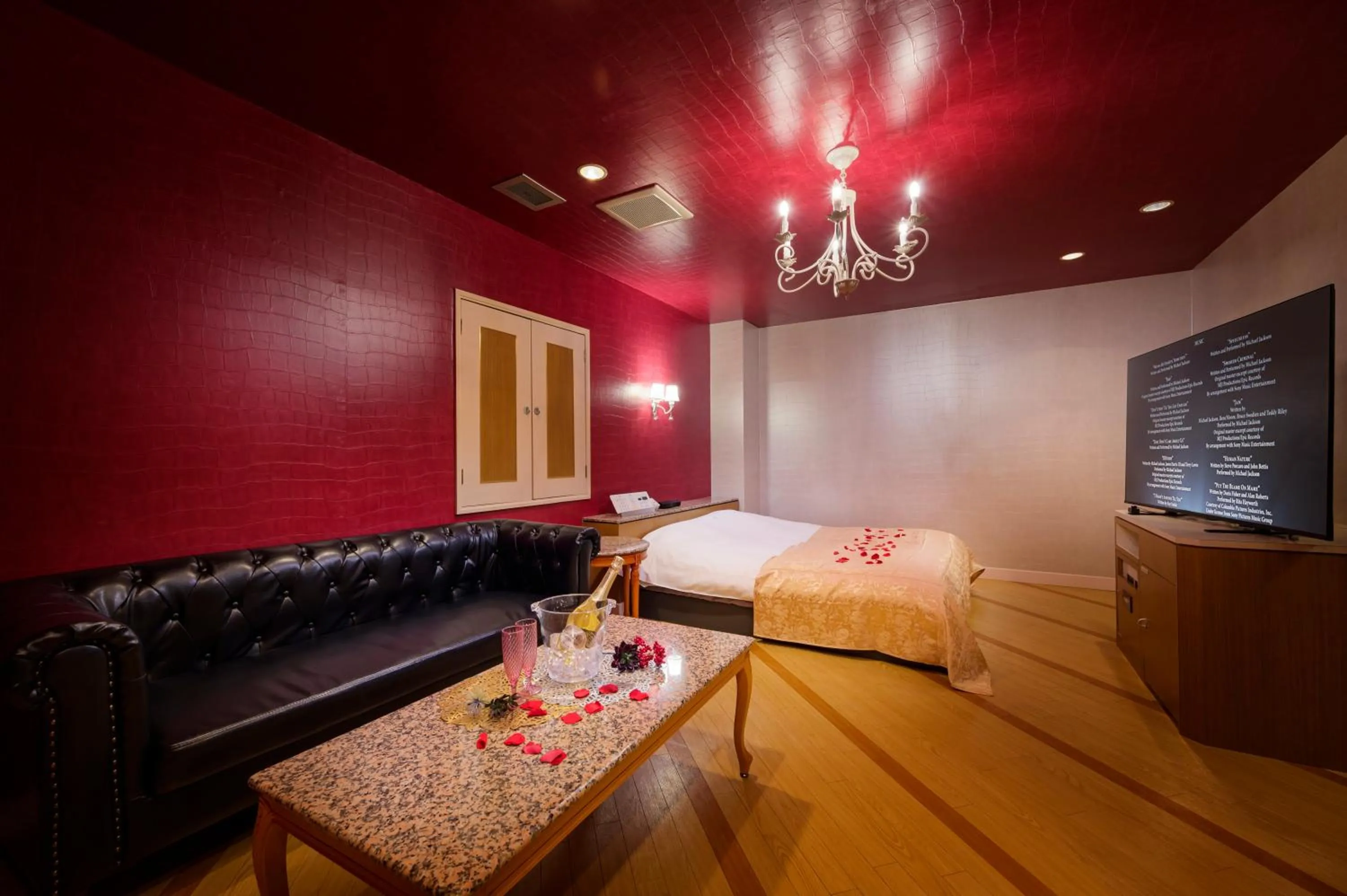 Bed in Happy Kiss (Adult Only)