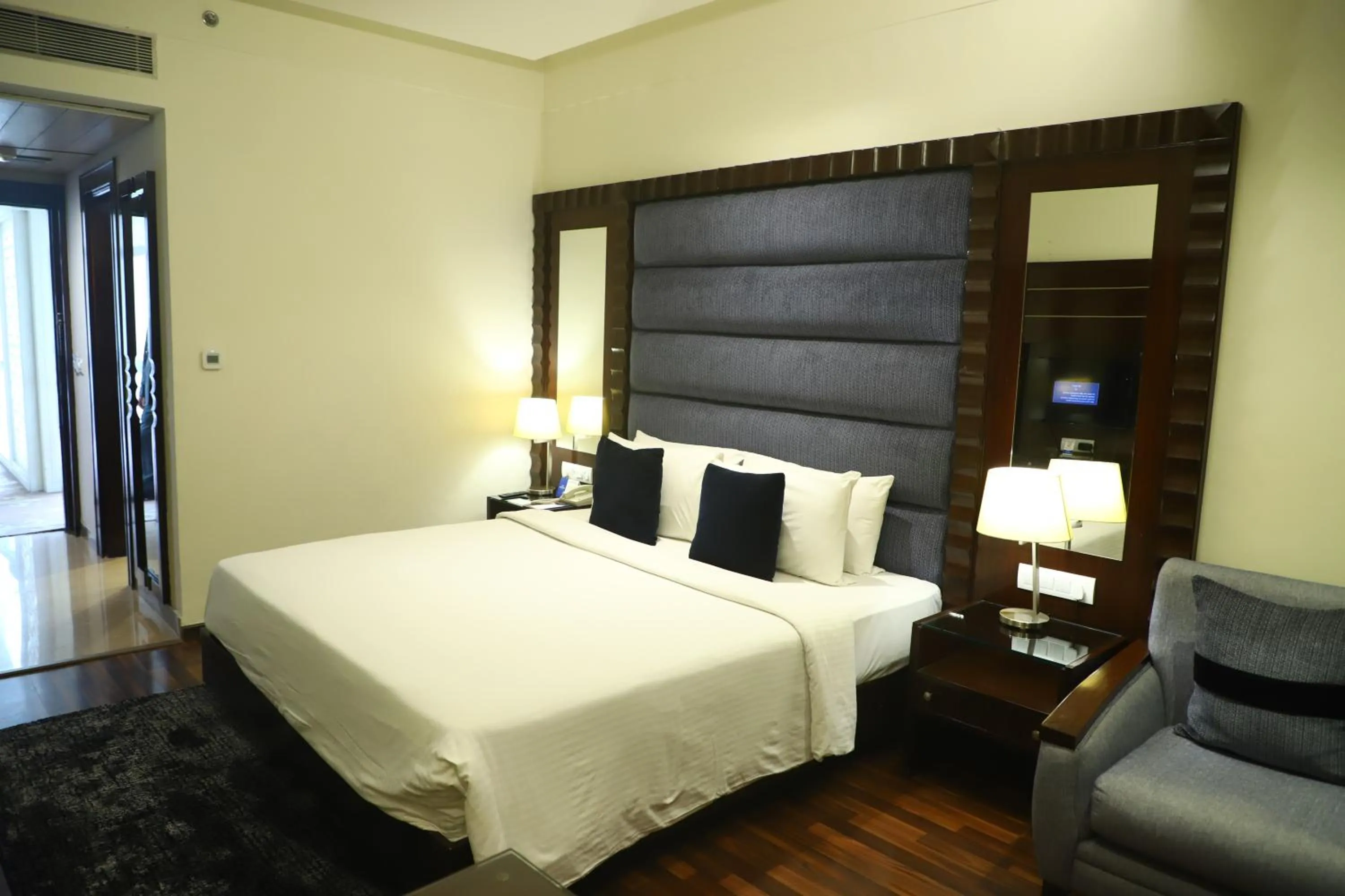 Bed in Deventure Sarovar Portico Kapashera, New Delhi