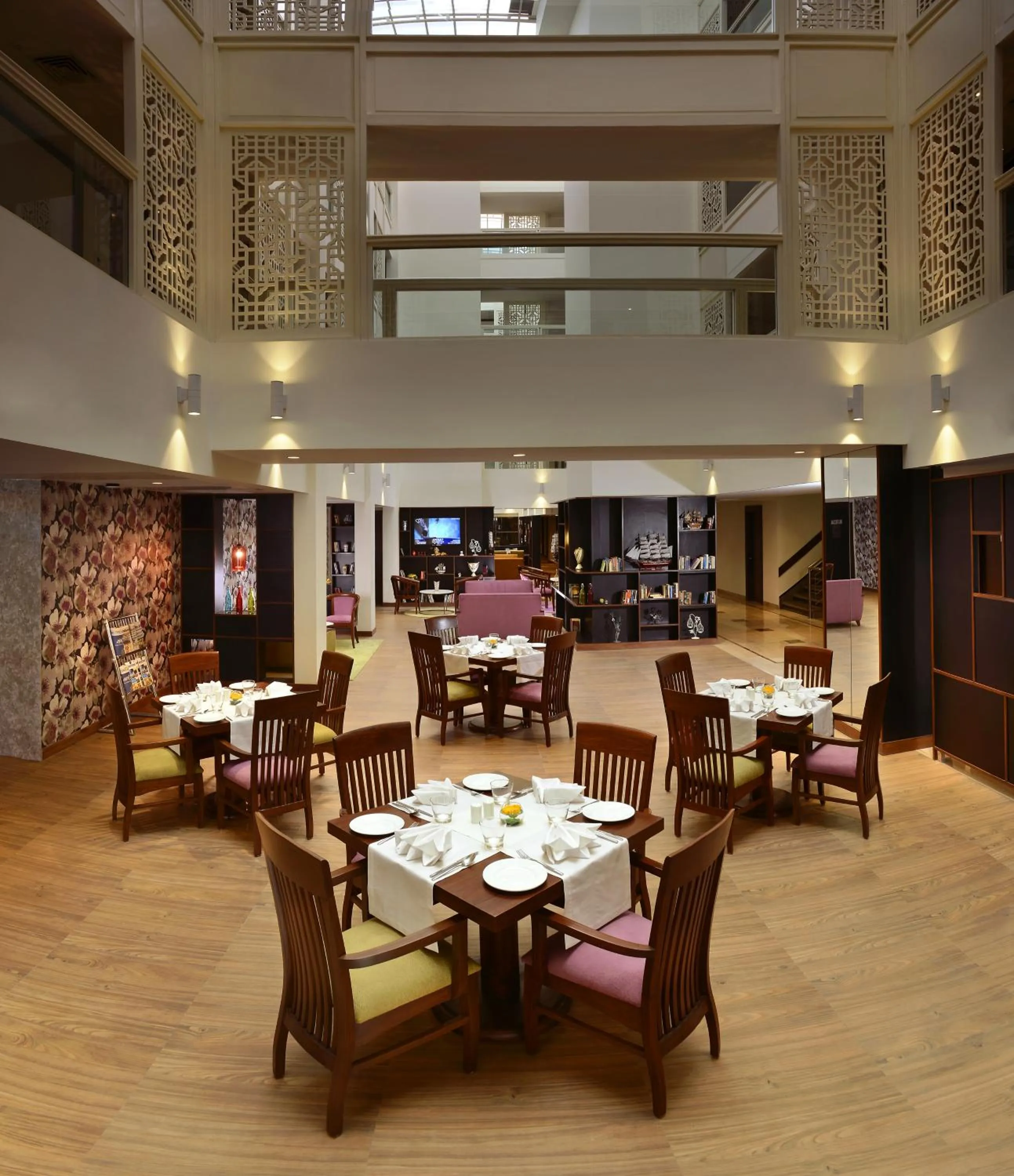 Restaurant/places to eat in Deventure Sarovar Portico Kapashera, New Delhi