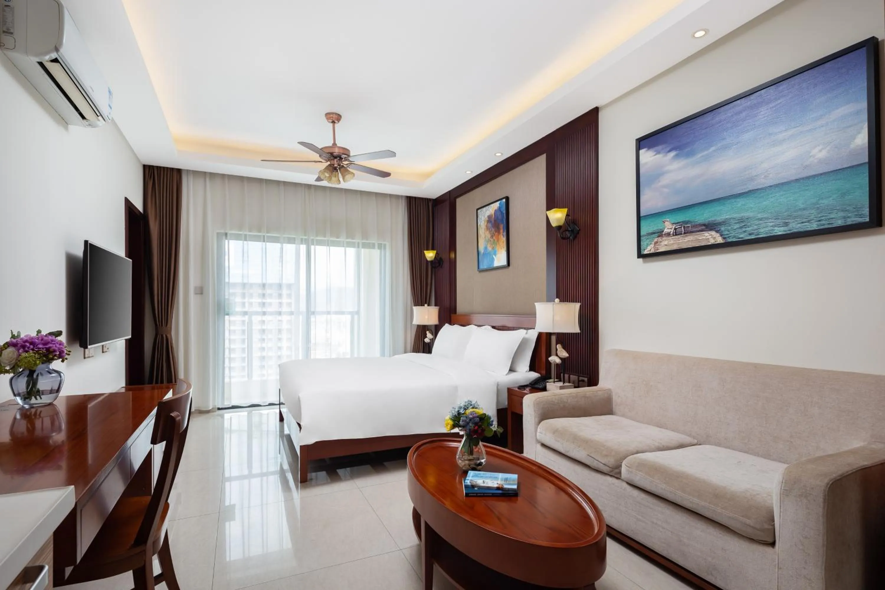 Communal lounge/ TV room in Paxton Vacances Hotel & Suite Sanya