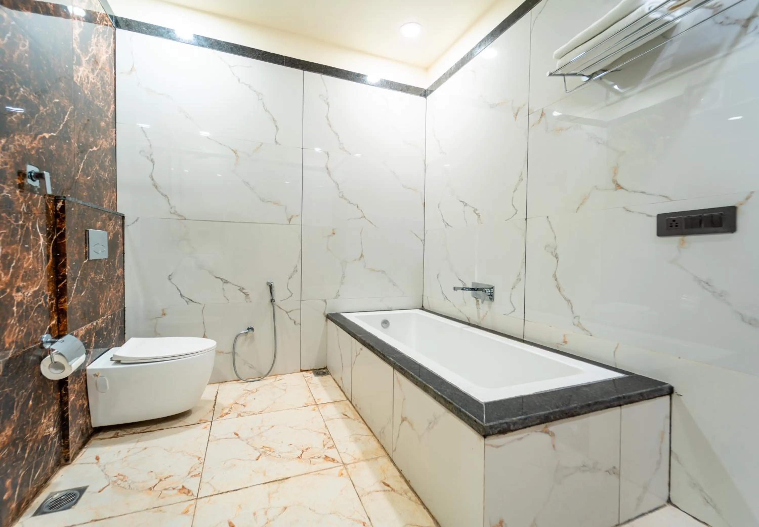 Bath in Hotel Royal Palace