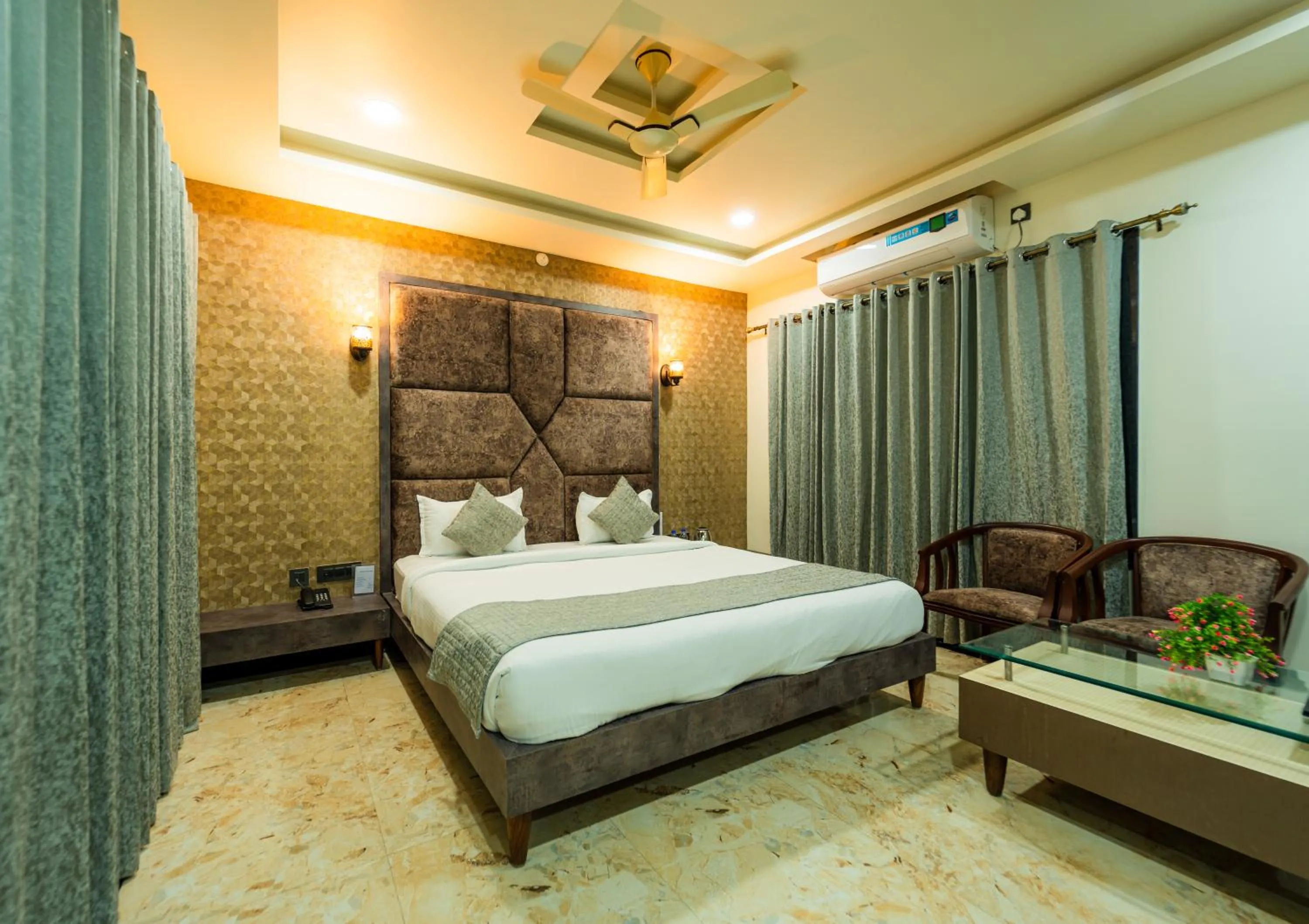 Bedroom, Bed in Hotel Royal Palace