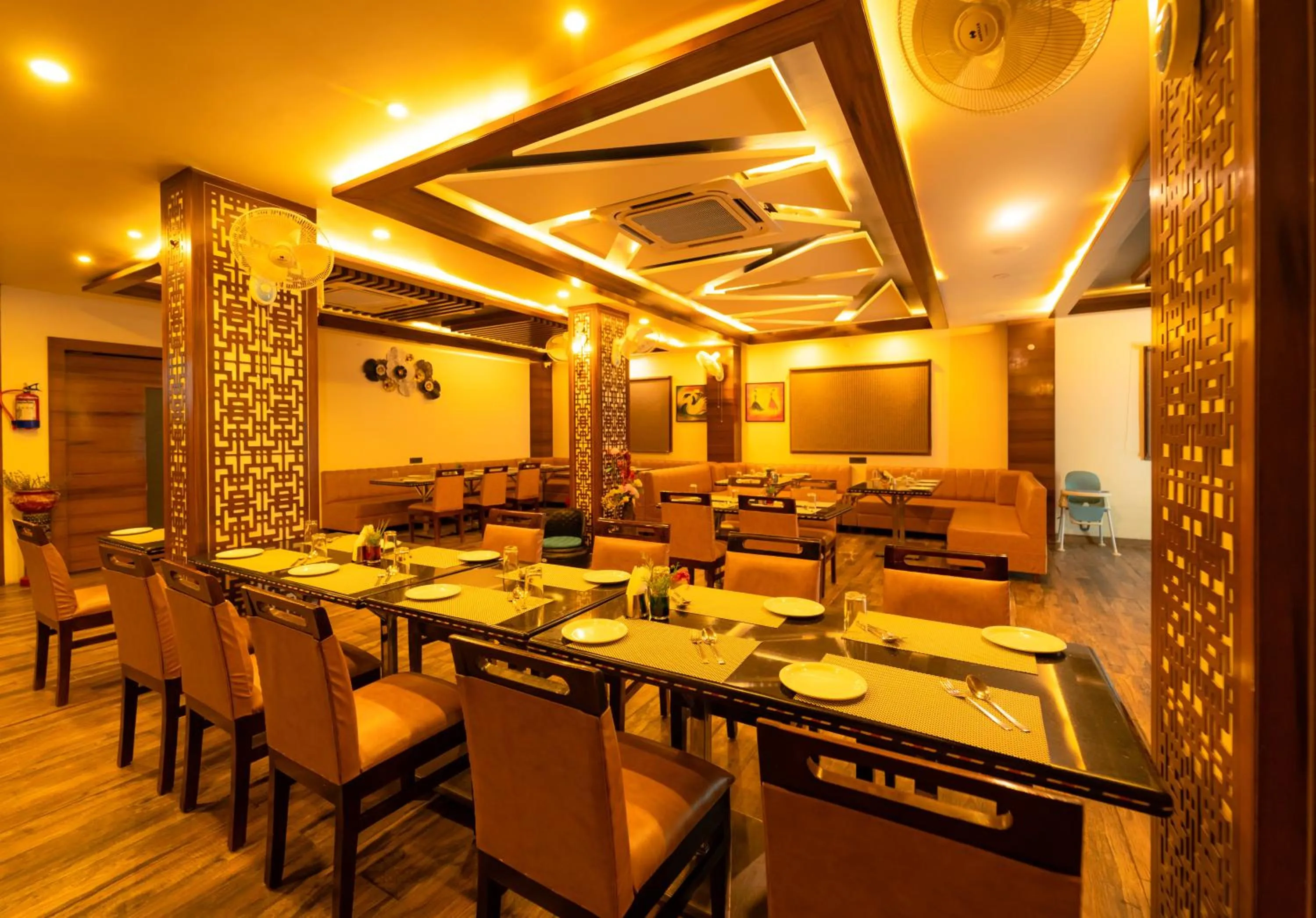 Restaurant/places to eat in Hotel Royal Palace