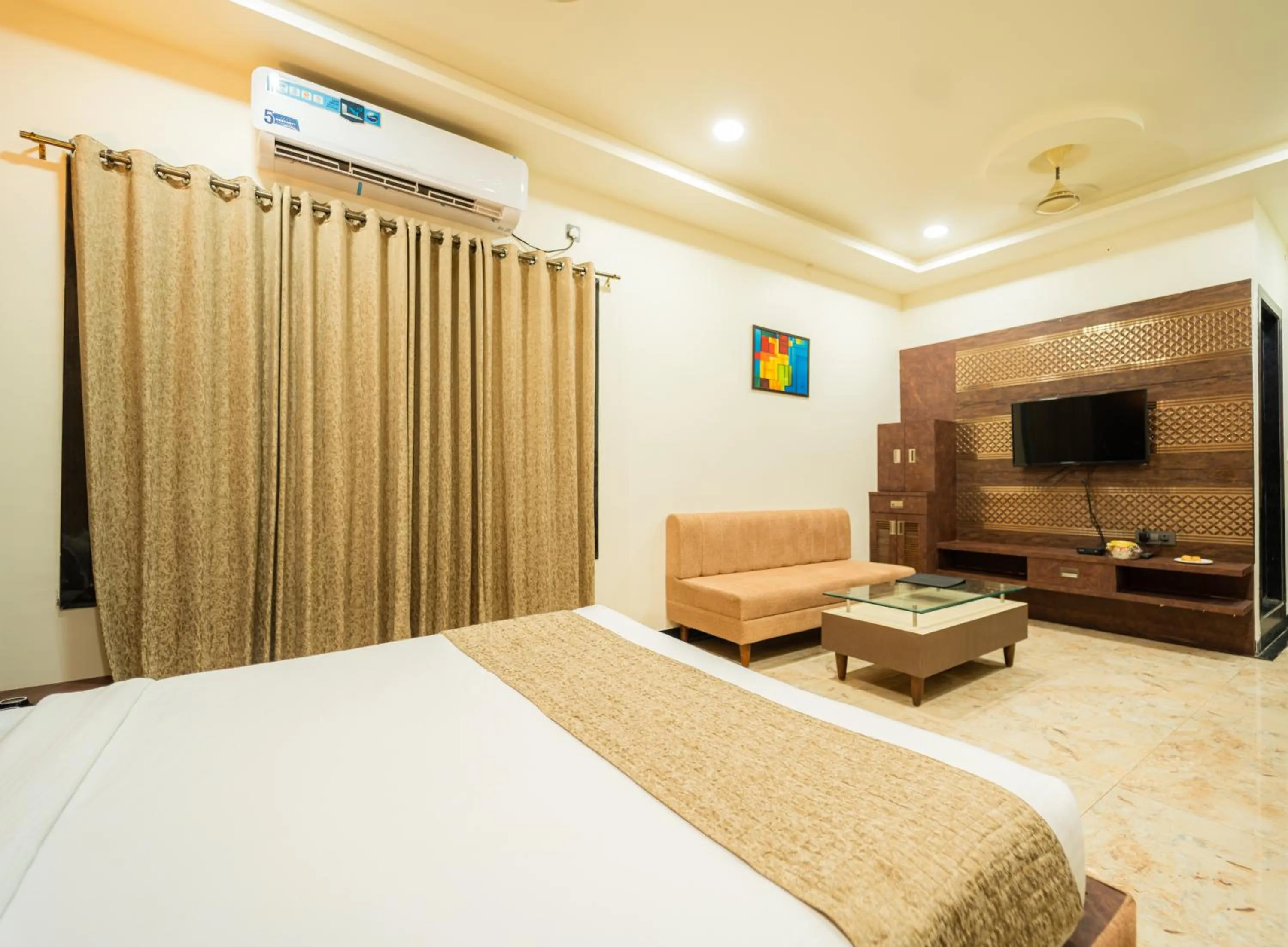 Bedroom, Bed in Hotel Royal Palace