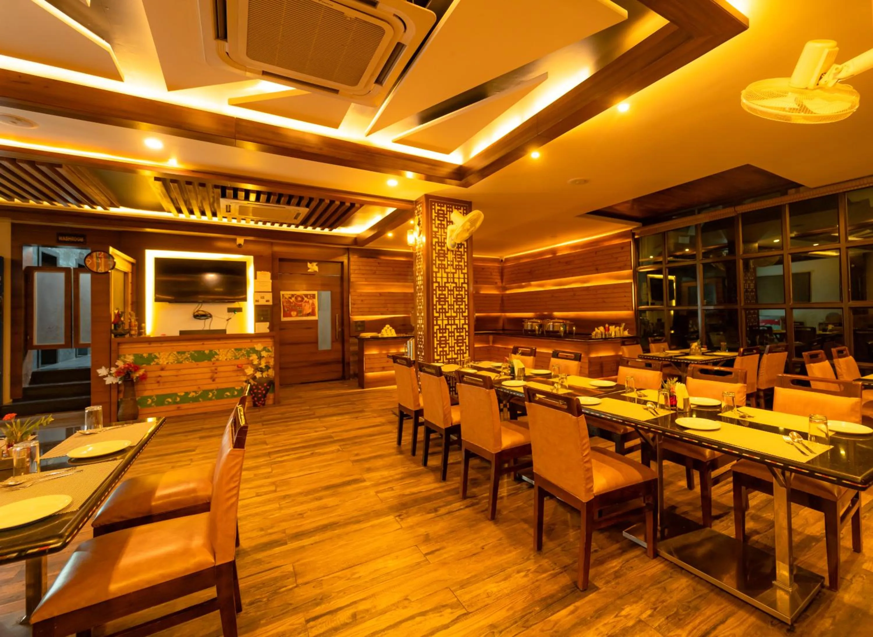 Restaurant/places to eat in Hotel Royal Palace