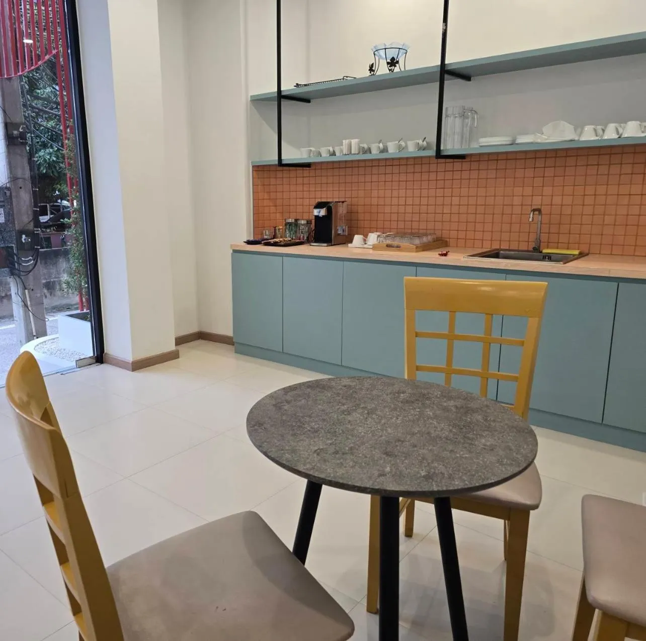 Dining area in HOUSE HOTEL Central Pattaya