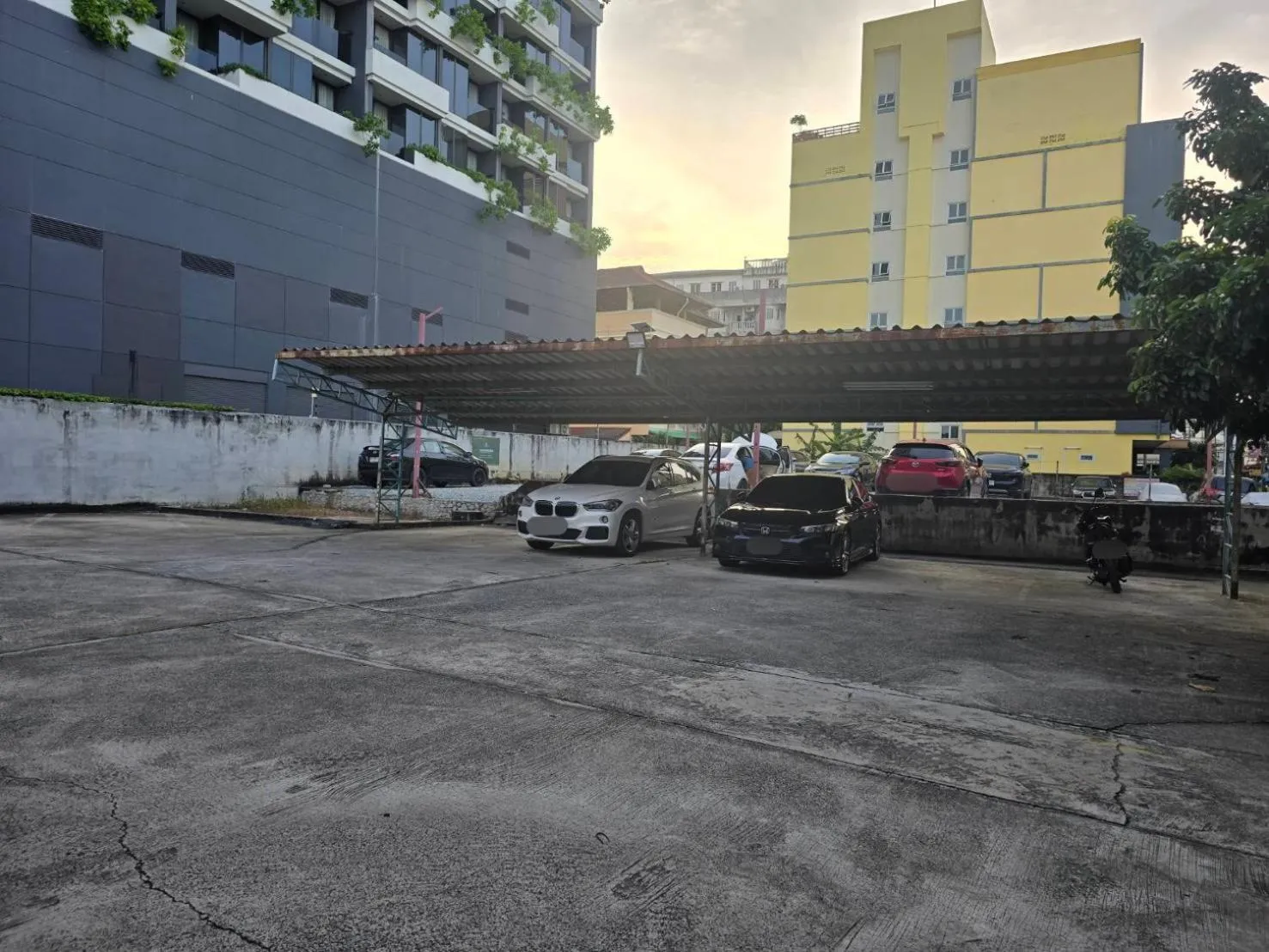 Parking in HOUSE HOTEL Central Pattaya